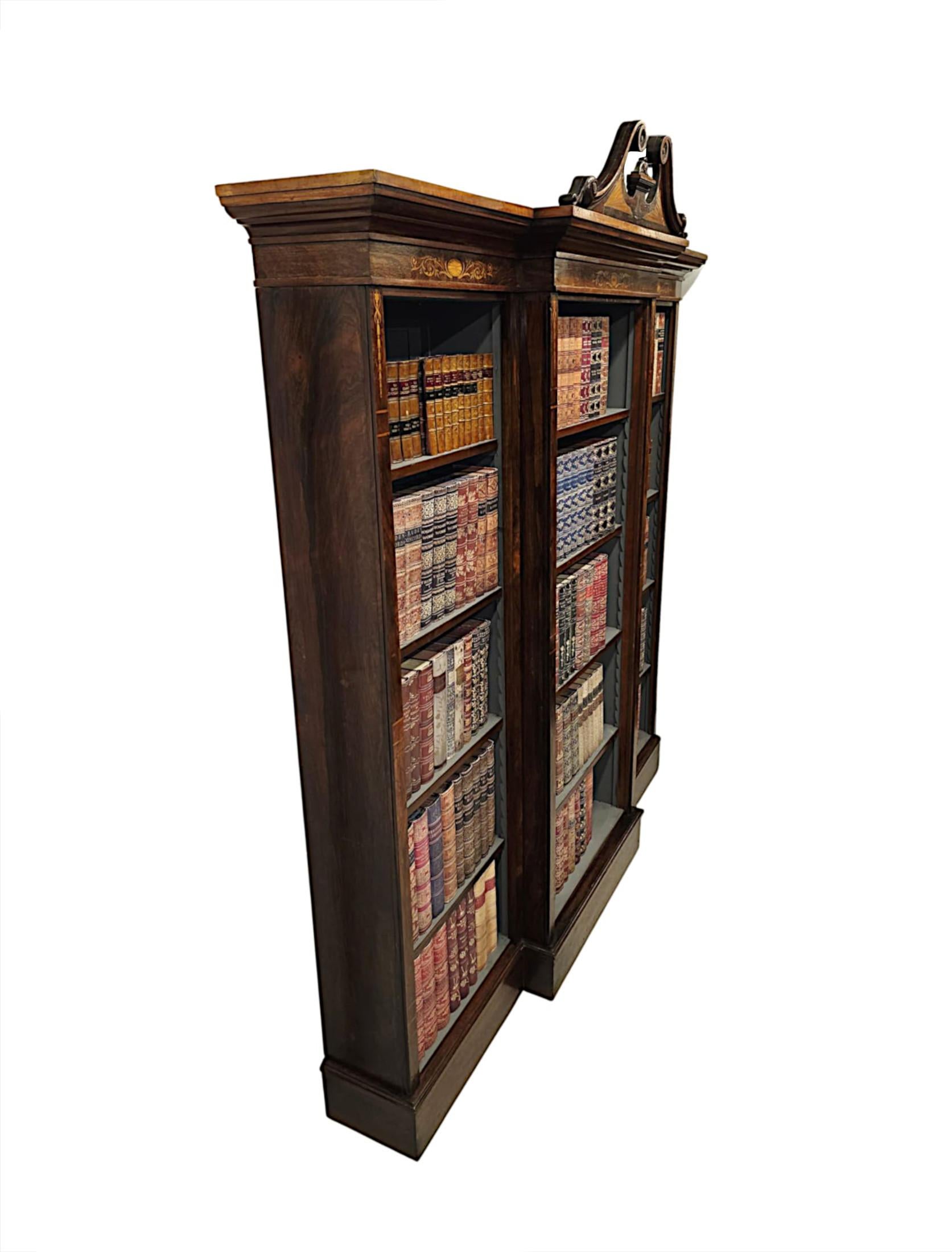 Palissandro Una raffinata libreria a giorno intarsiata della fine del XIX secolo in vendita