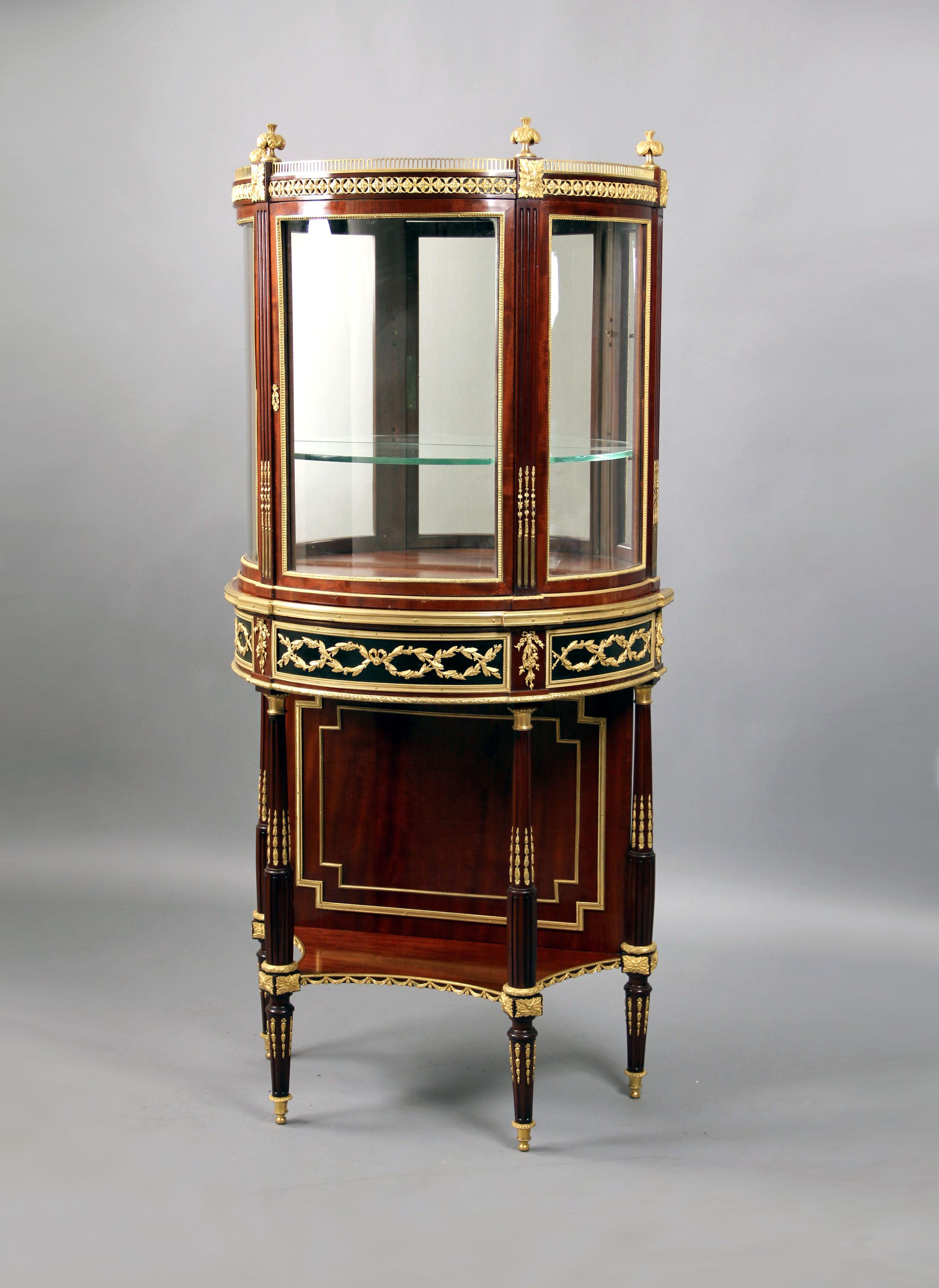 Eine sehr schöne Vitrine aus vergoldeter Bronze im Louis-XVI.-Stil des späten 19. Jahrhunderts

Bronze-Galerie über einer mittig angeordneten Glastür, flankiert von Glasplatten über einer einzelnen, gefederten Schublade, deren Beine durch eine
