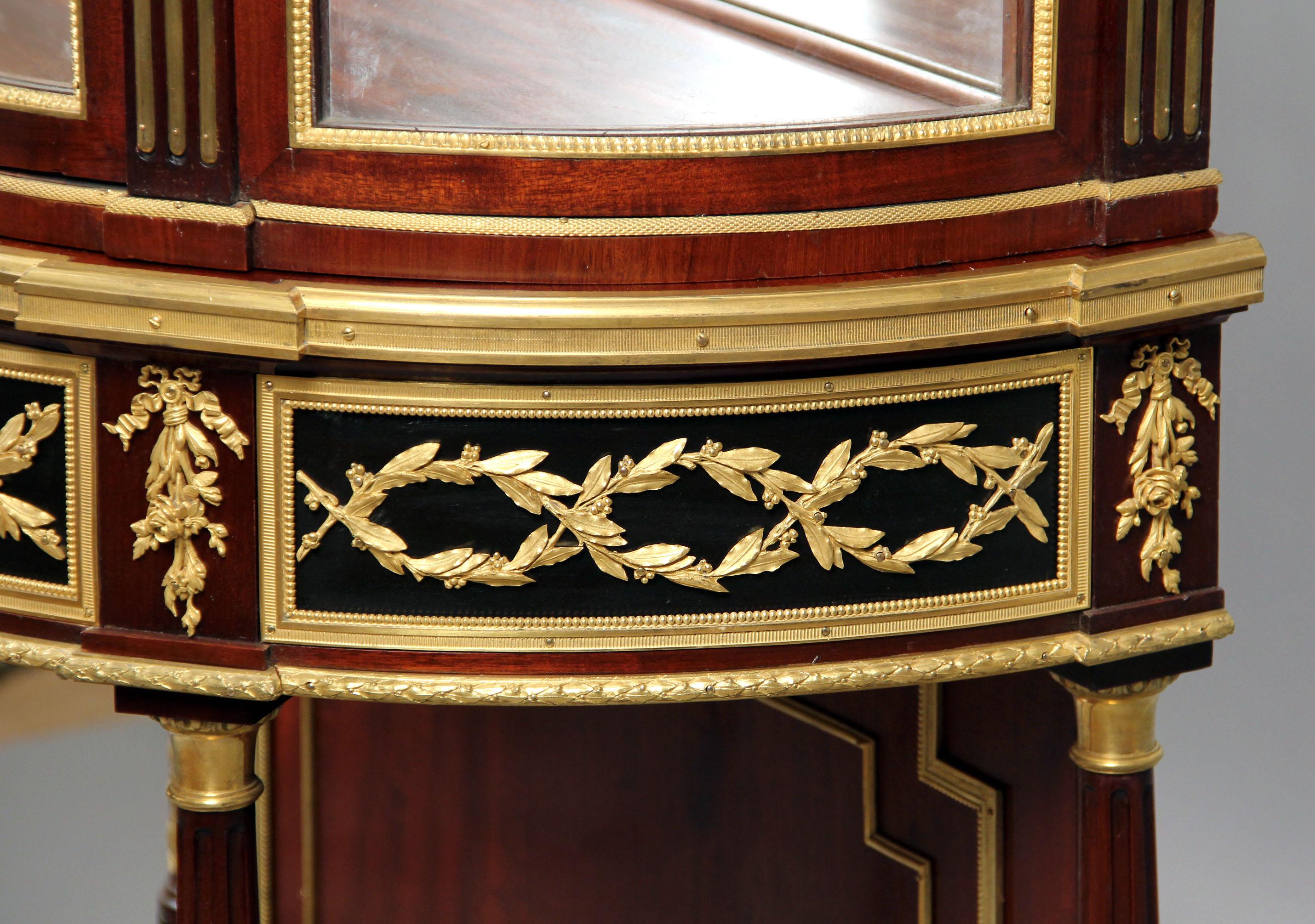 Eine sehr schöne Vitrine aus vergoldeter Bronze im Louis-XVI.-Stil des späten 19. Jahrhunderts (Französisch) im Angebot