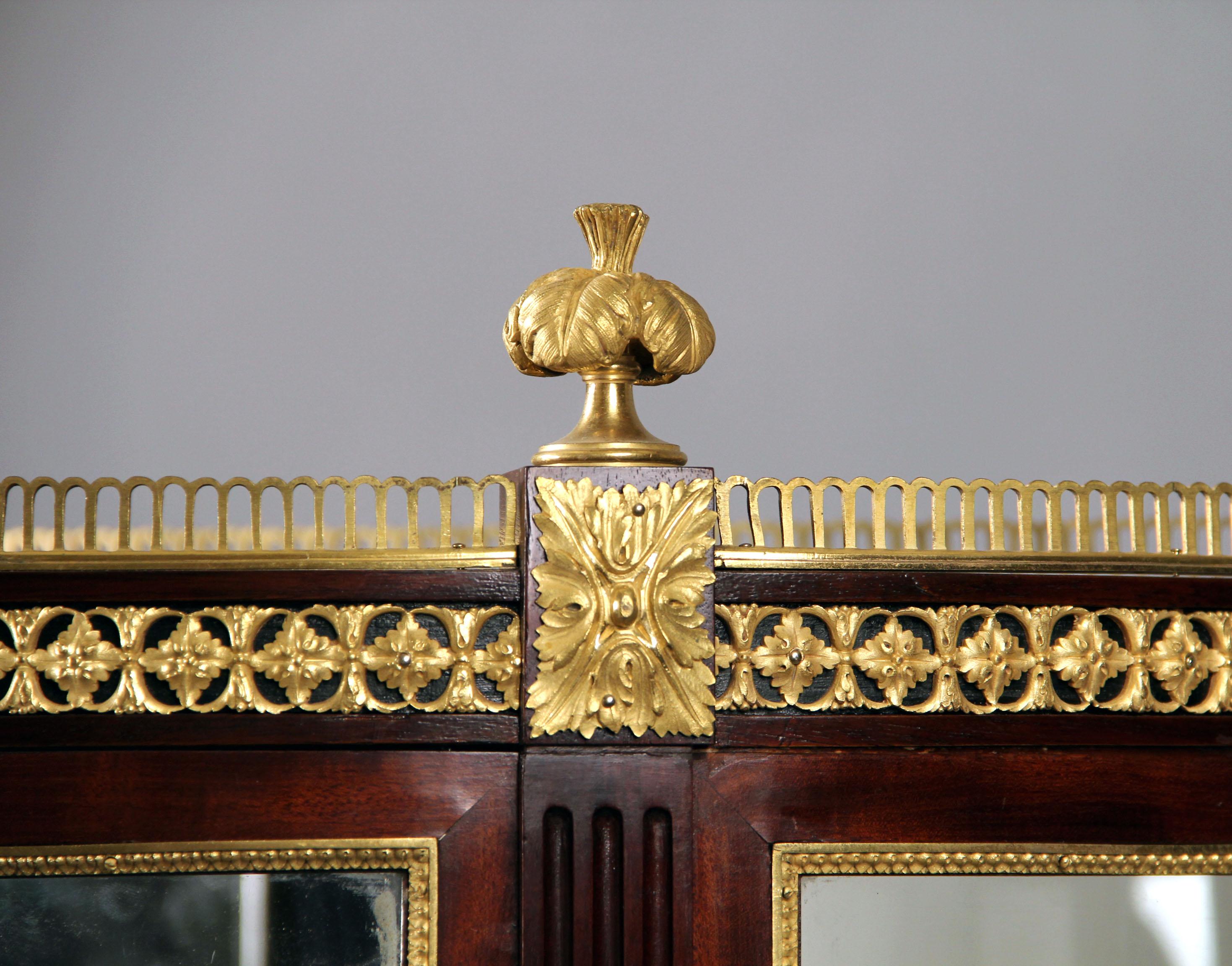 Eine sehr schöne Vitrine aus vergoldeter Bronze im Louis-XVI.-Stil des späten 19. Jahrhunderts (Vergoldet) im Angebot