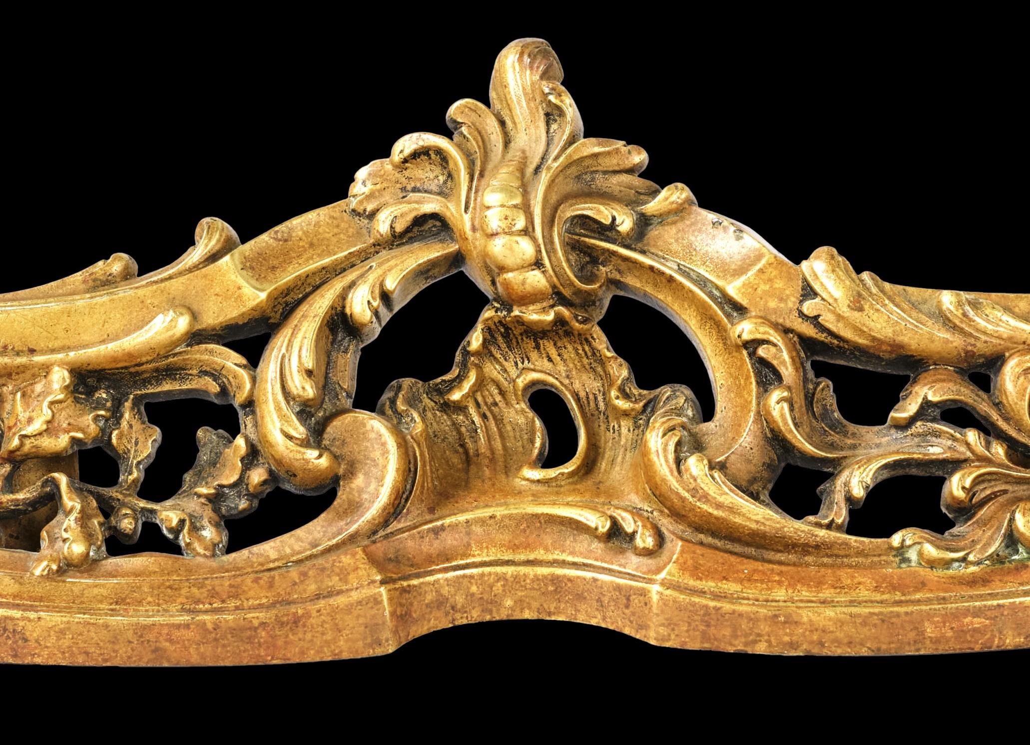 Ein sehr schöner Feuerschutz aus vergoldeter Bronze im Louis-XV-Stil, Frankreich um 1890 im Angebot 1