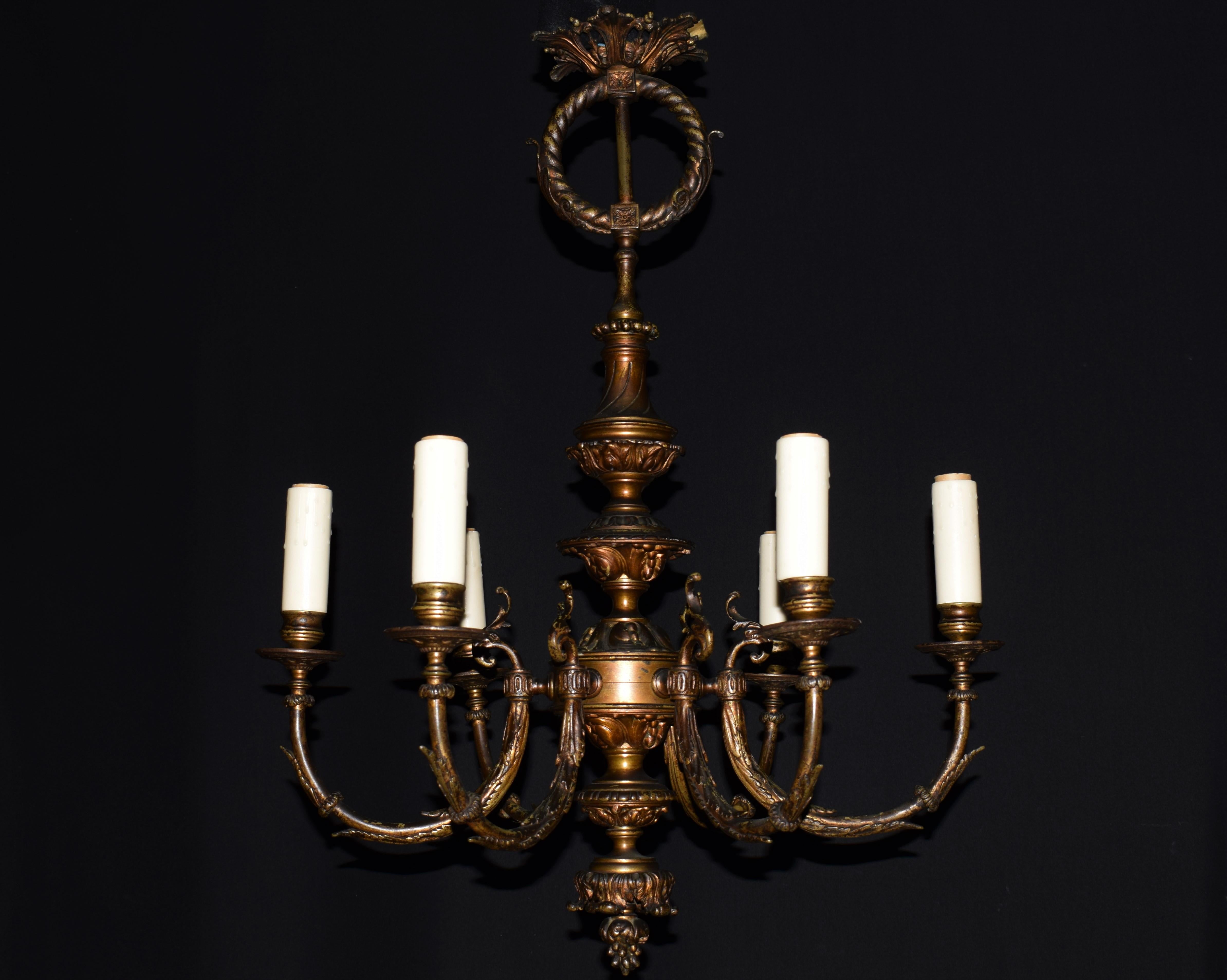 Un beau lustre en bronze de style Louis XVI. France, vers 1910. 6 lumières
Dimensions : H 31