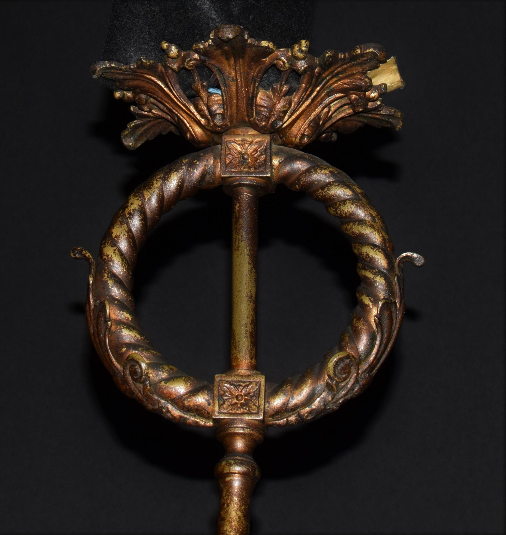 Feiner Bronze-Kronleuchter im Louis-XVI.-Stil (Französisch) im Angebot