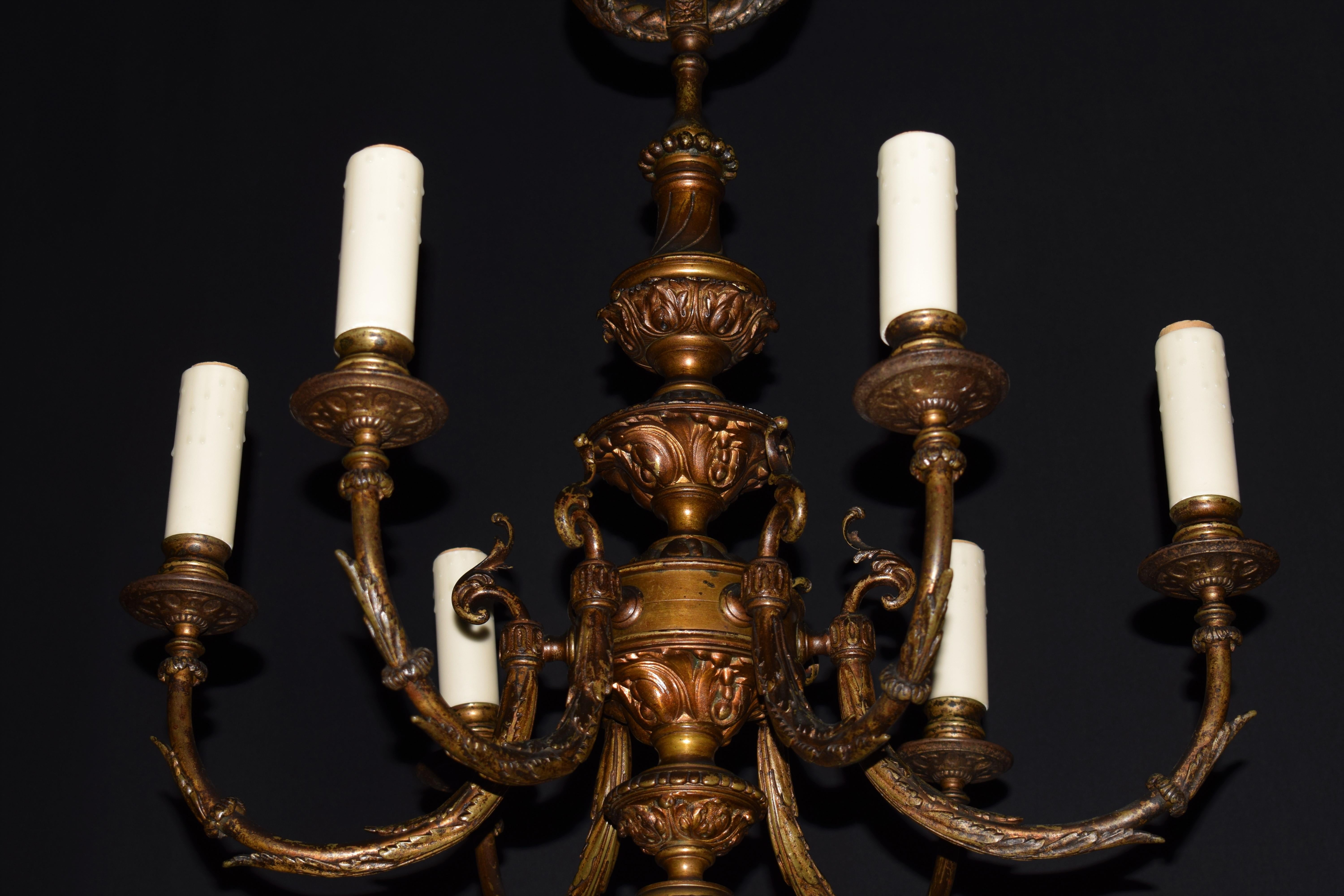 20ième siècle Très beau lustre en bronze de style Louis XVI en vente