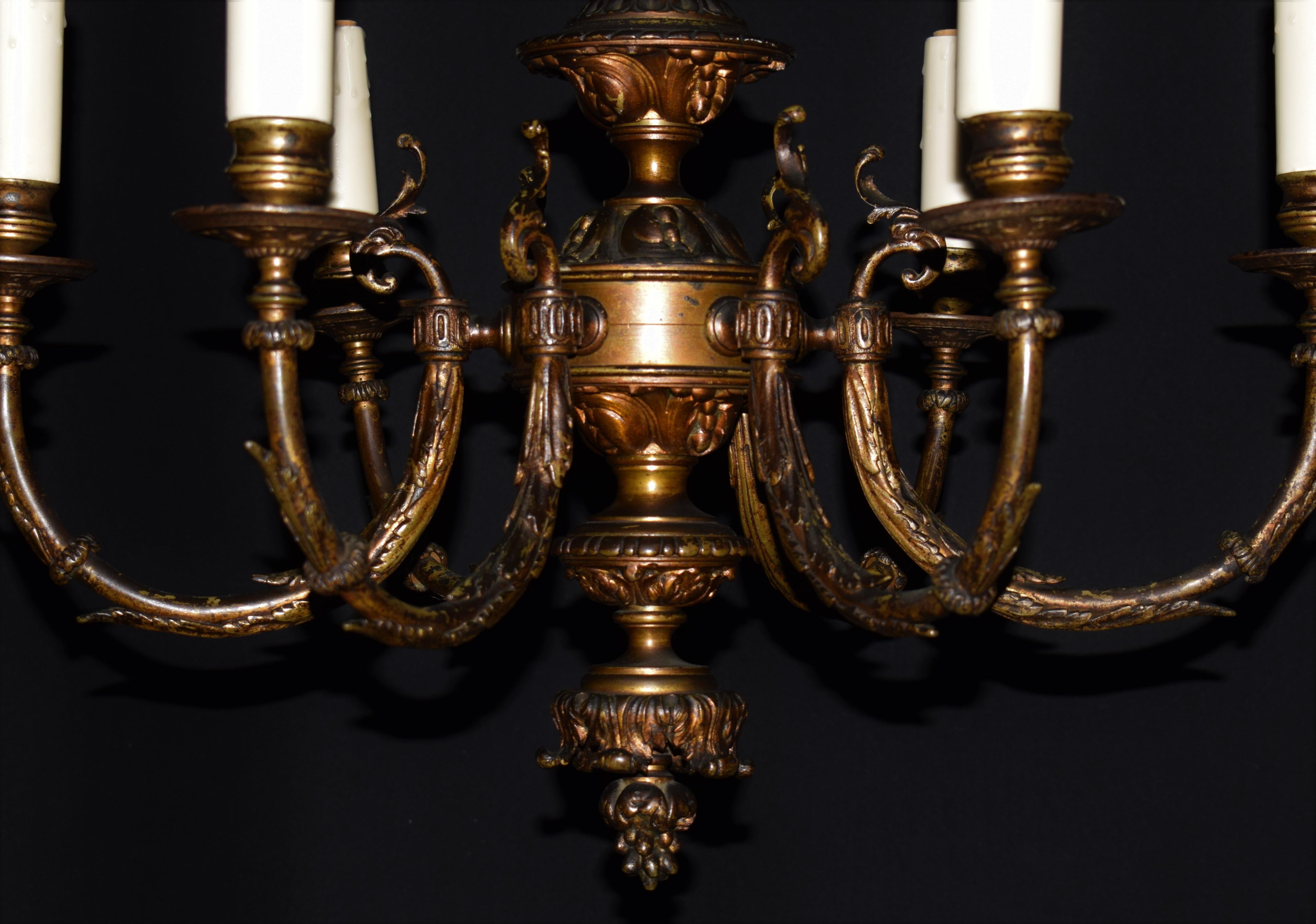 Bronze Très beau lustre en bronze de style Louis XVI en vente