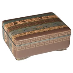 Eine sehr schöne Cloisonné-Schachtel mit Deckel aus der Meiji-Zeit von Hayashi Tanigoro