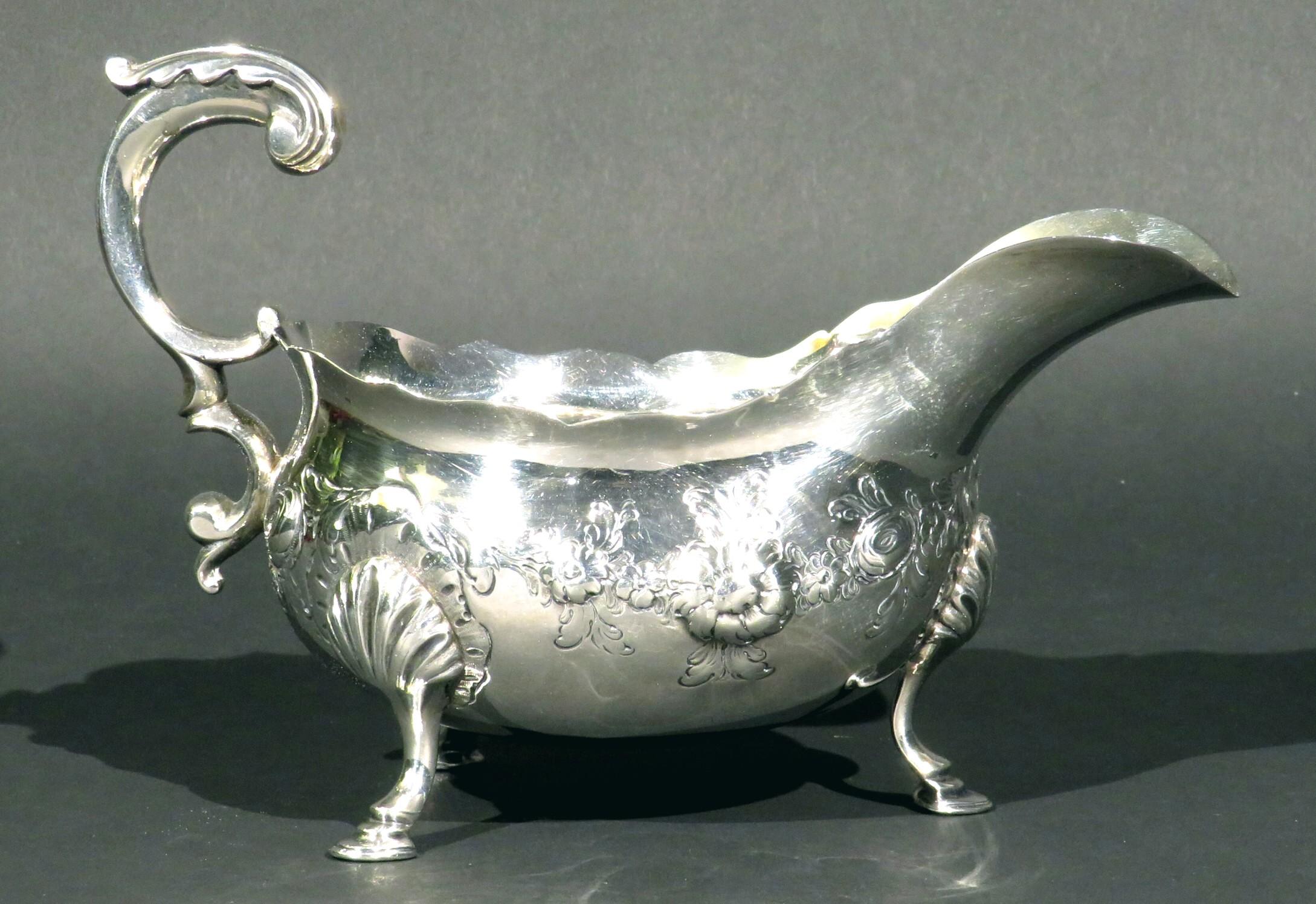 Anglais Très beau bateau à sauce en argent sterling du milieu du 18ème siècle de style George III, Londres, 1761 en vente