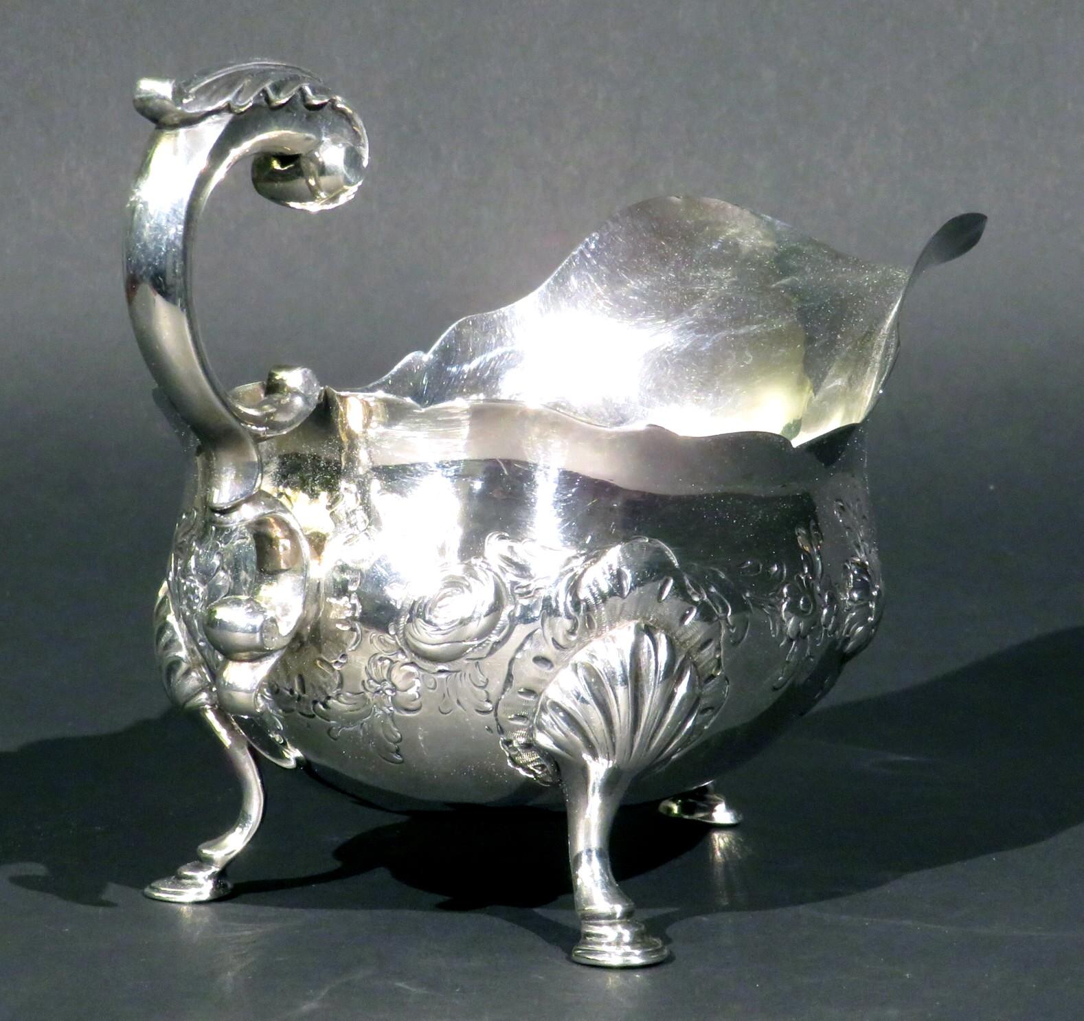 Fina salsera de plata de ley de mediados del siglo XVIII de Jorge III, Londres, 1761 En relieve en venta