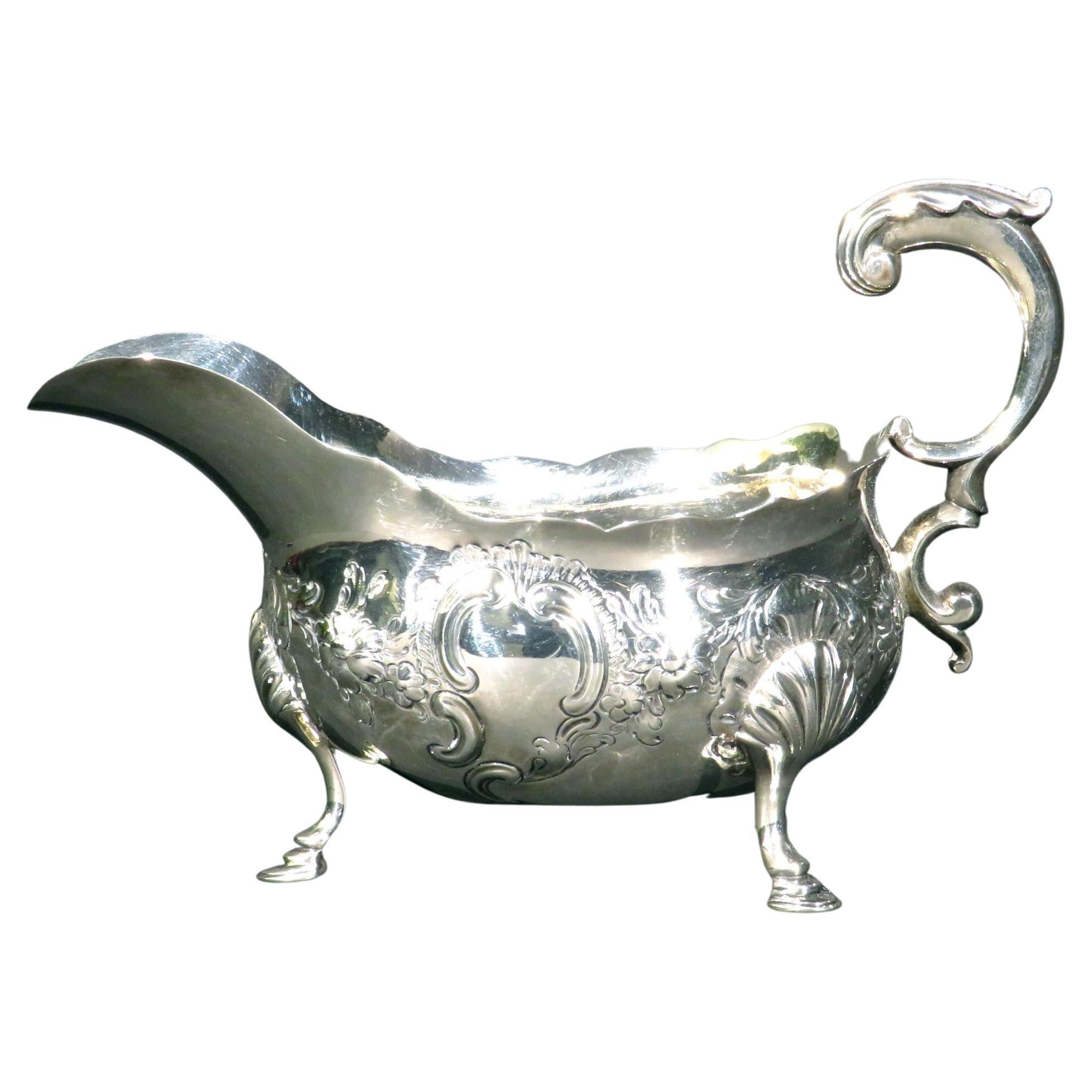 Très beau bateau à sauce en argent sterling du milieu du 18ème siècle de style George III, Londres, 1761 en vente