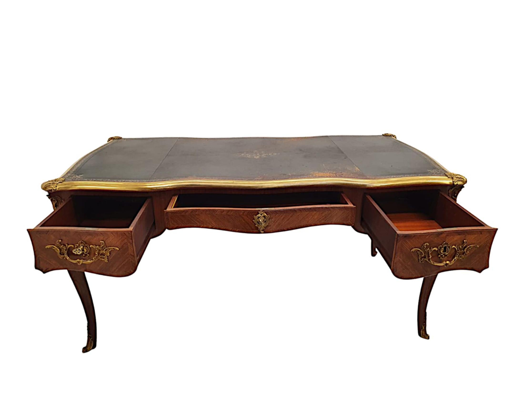  Très belle table de bureau du milieu du 20e siècle montée en orfèvrerie incrustée. Bon état - En vente à Dublin, IE