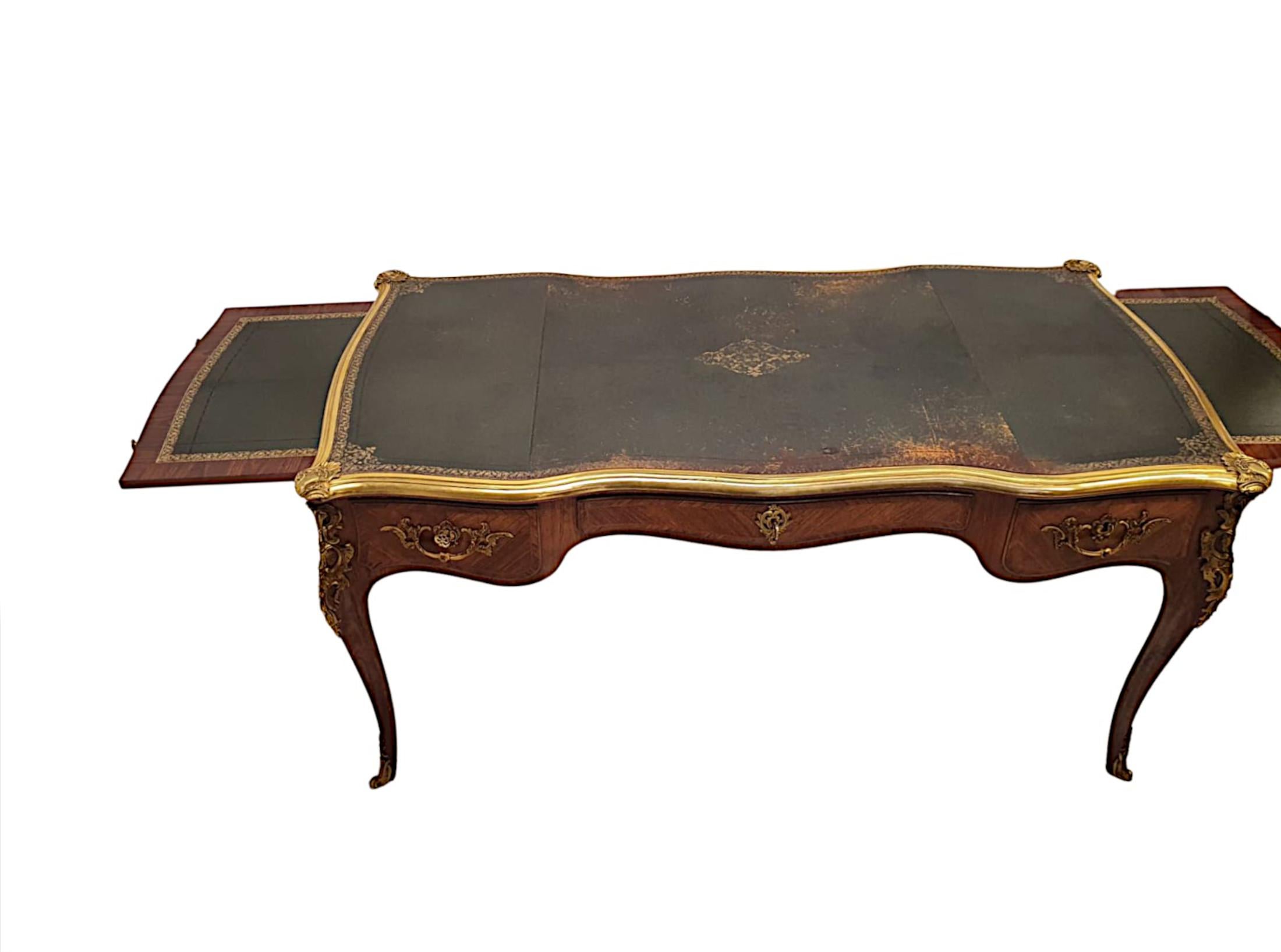 20ième siècle  Très belle table de bureau du milieu du 20e siècle montée en orfèvrerie incrustée. en vente