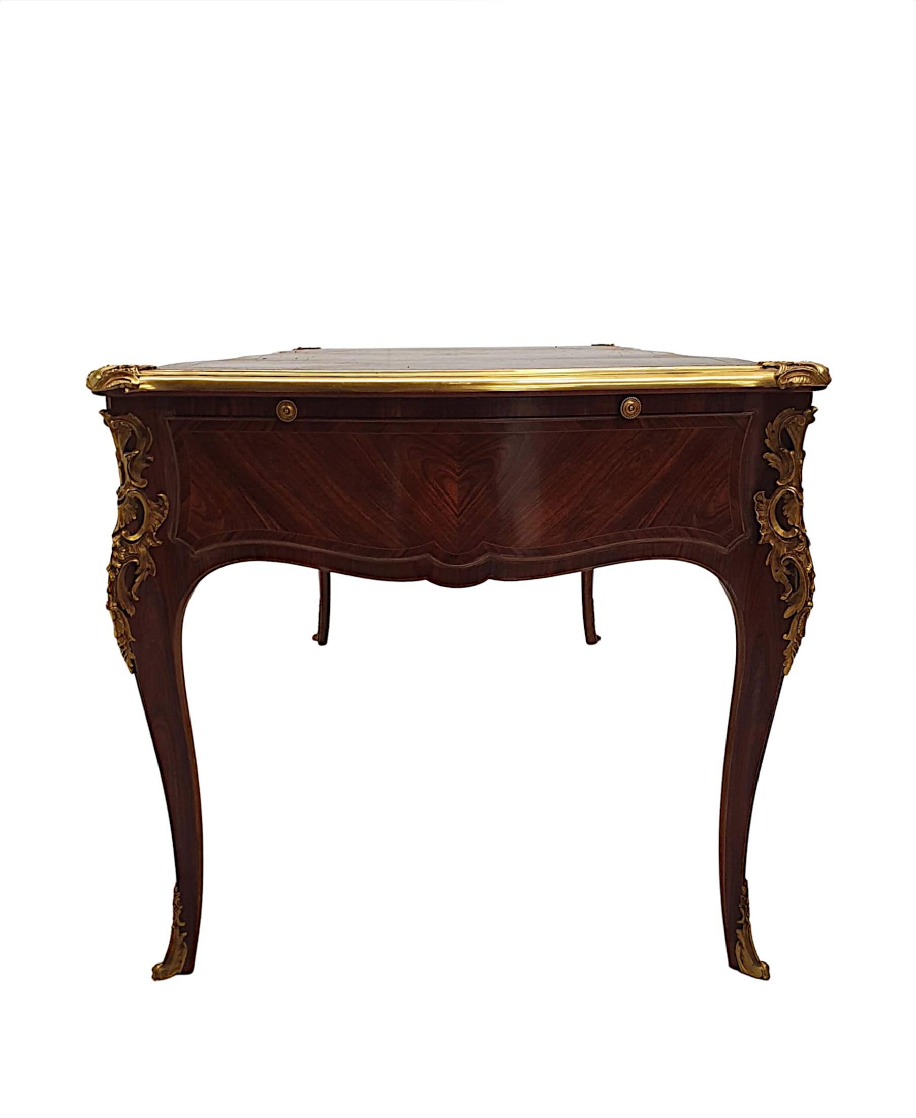 Cuir  Très belle table de bureau du milieu du 20e siècle montée en orfèvrerie incrustée. en vente