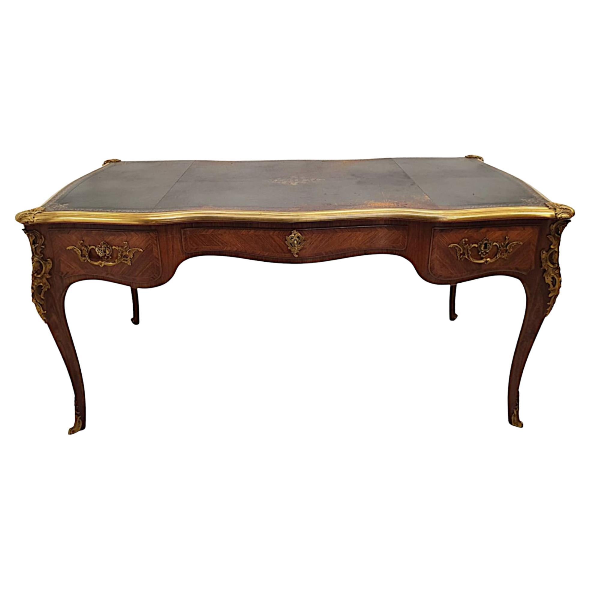  Très belle table de bureau du milieu du 20e siècle montée en orfèvrerie incrustée. en vente