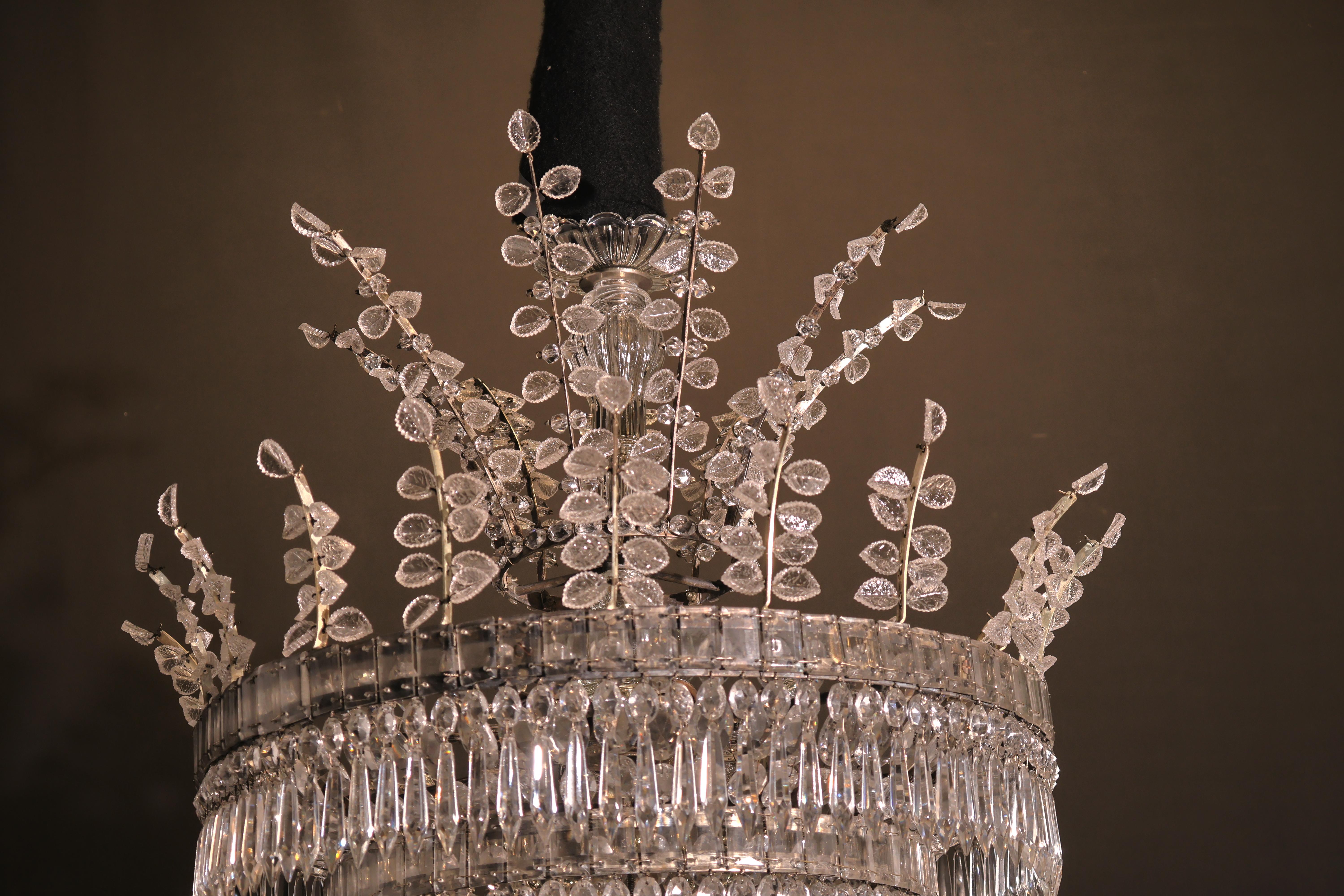 Un raffinato lampadario neo-classico. in vendita 3