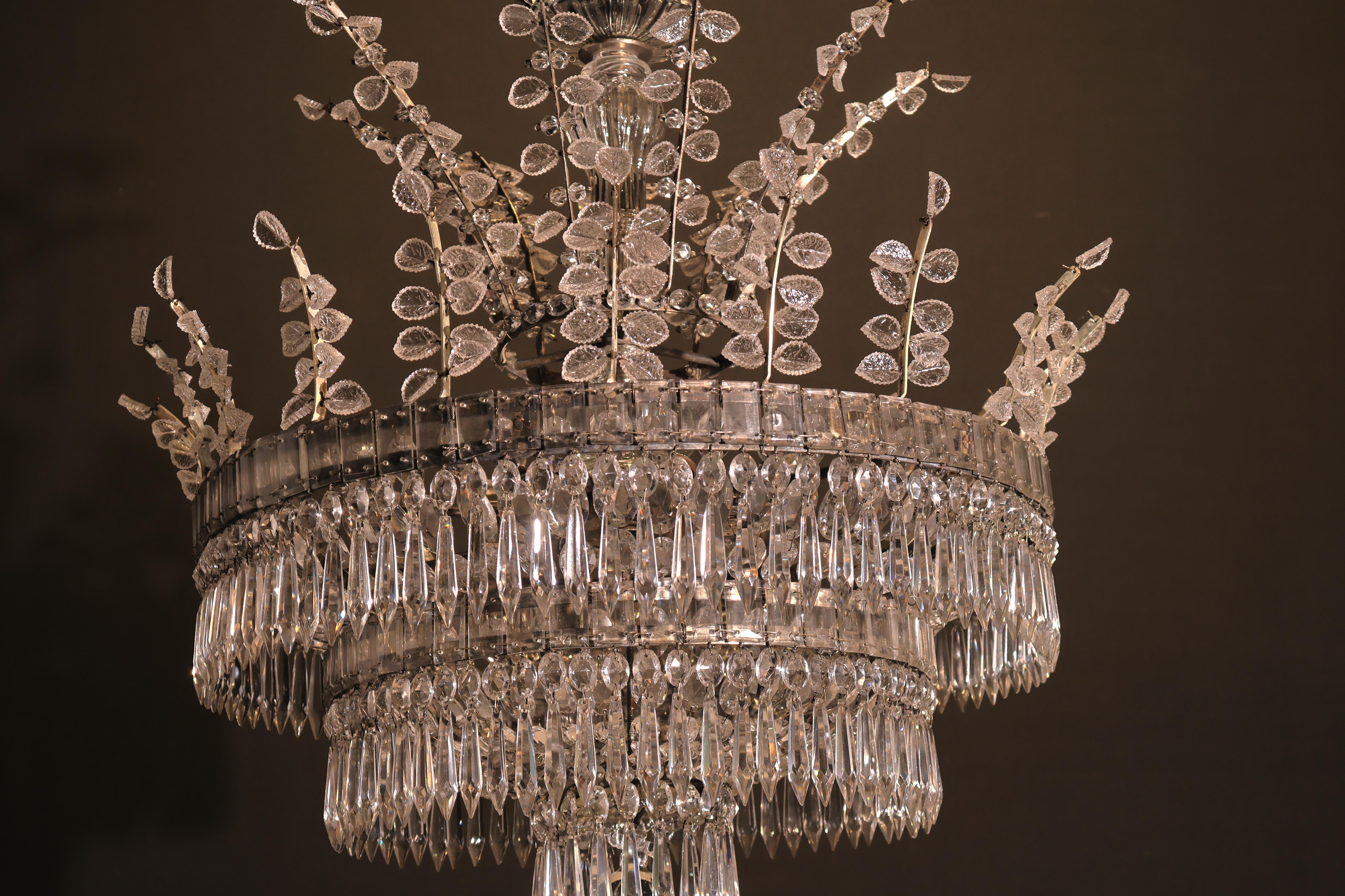 Un raffinato lampadario neo-classico. in vendita 4