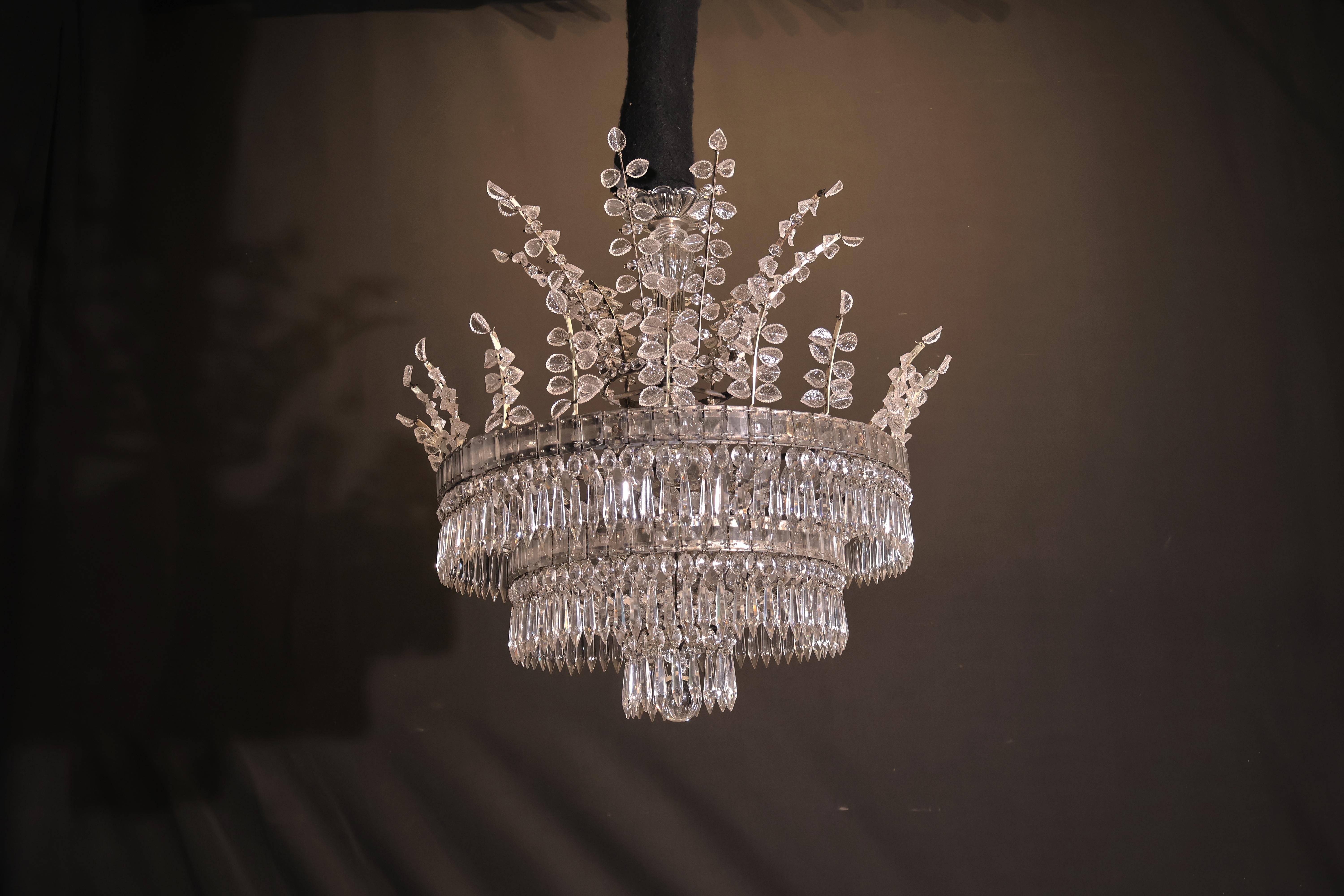Un raffinato lampadario neo-classico. in vendita 5