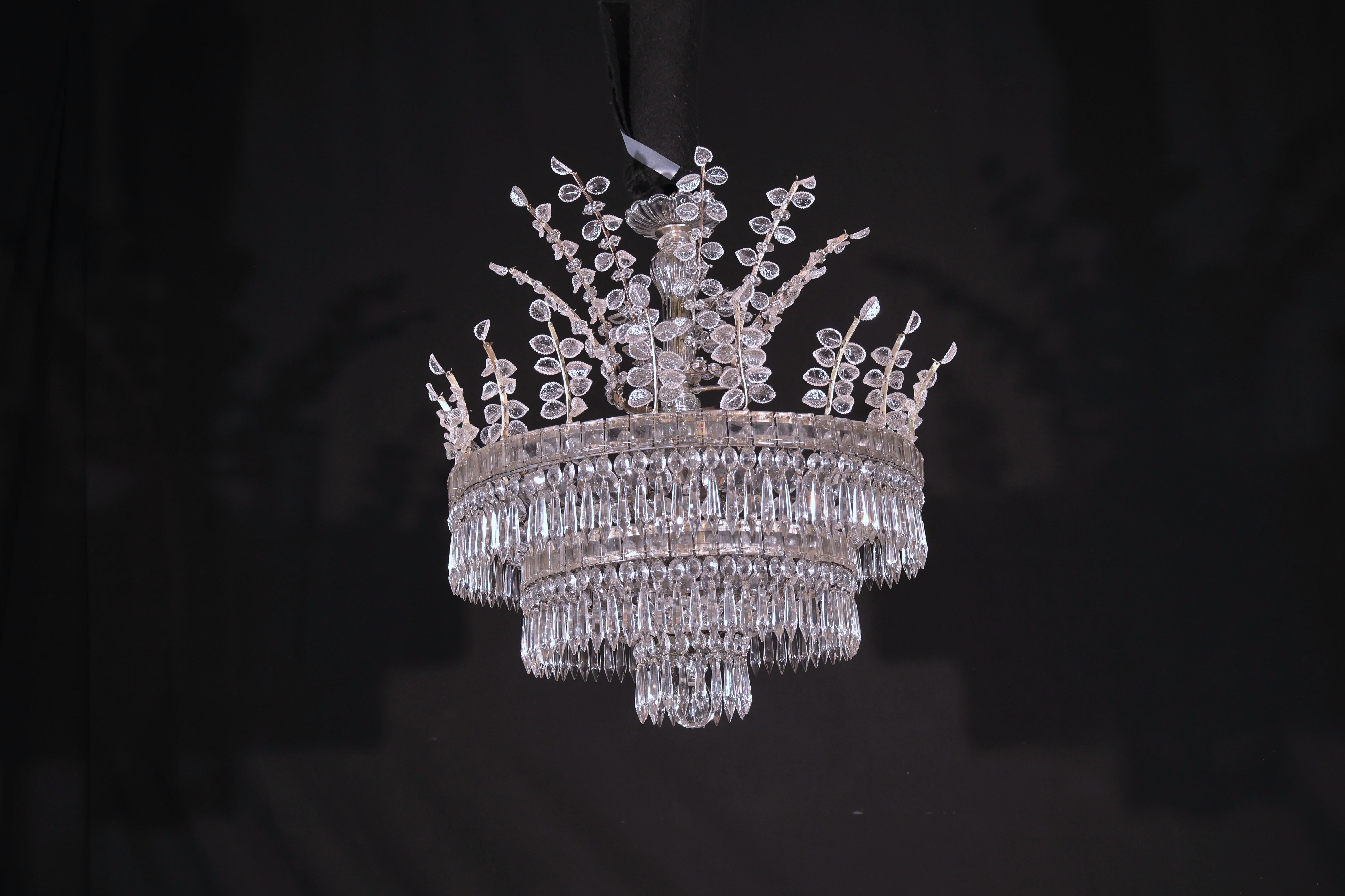 Un raffinato lampadario neo-classico. in vendita 6