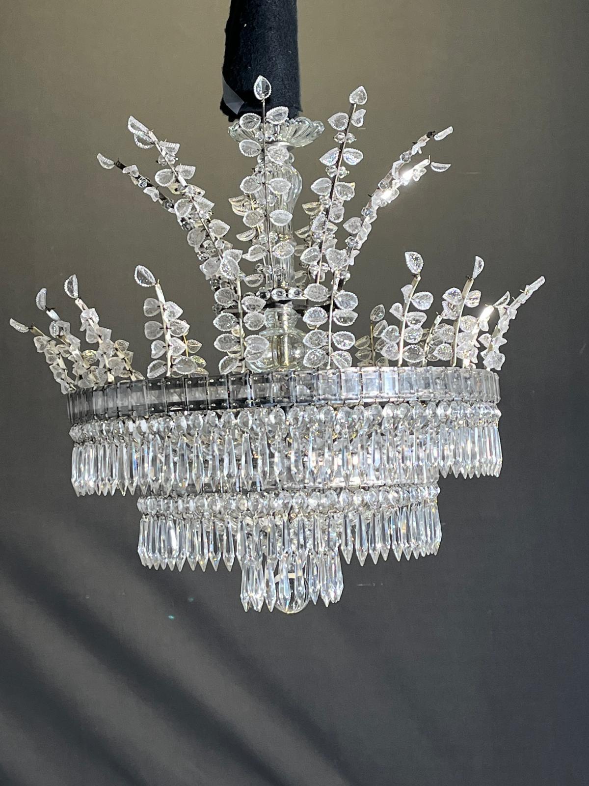 Un raffinato lampadario neo-classico. in vendita 7