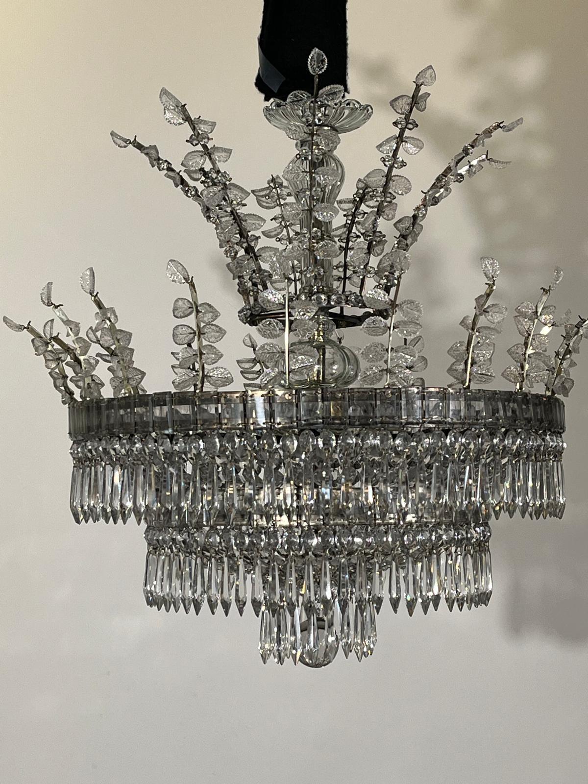 Un raffinato lampadario neo-classico. in vendita 8