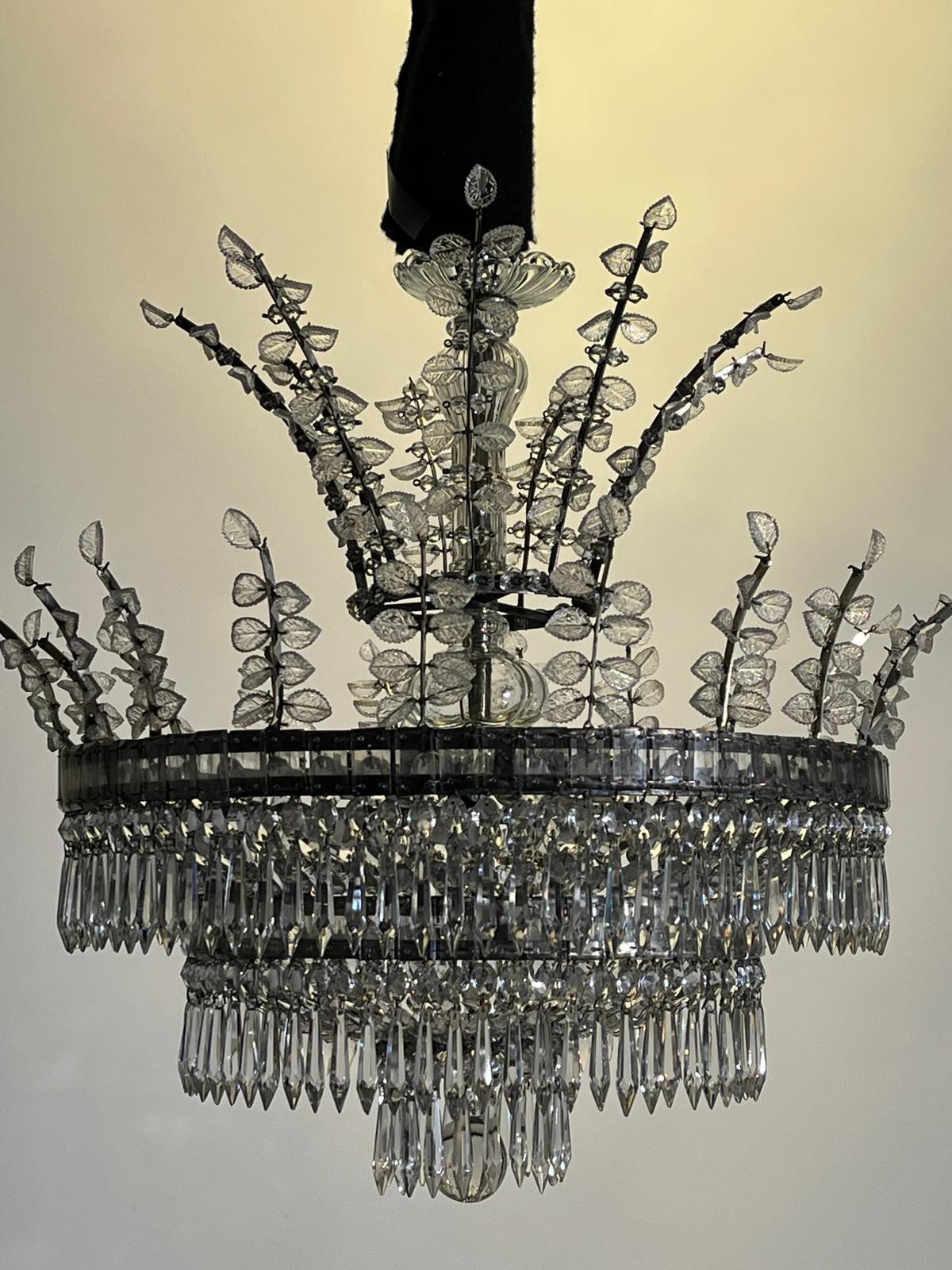 Un raffinato lampadario neo-classico. in vendita 9