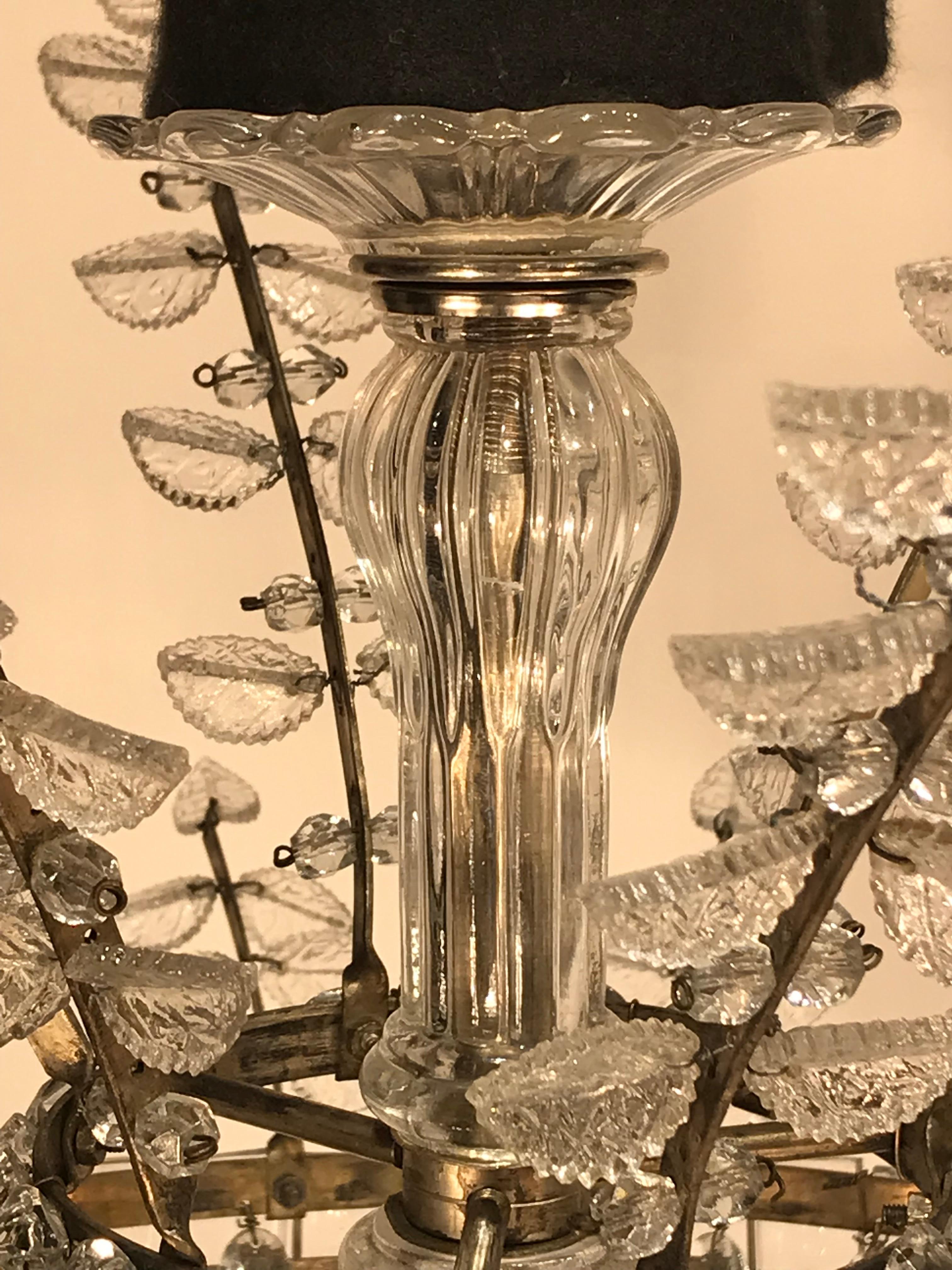 Un raffinato lampadario neoclassico con rami con foglie in vetro pressato e Jewell rettangolari tagliati a mano. 
Francia, 1930 circa. 6 luci.
Dimensioni: Altezza 23  Diametro  23
