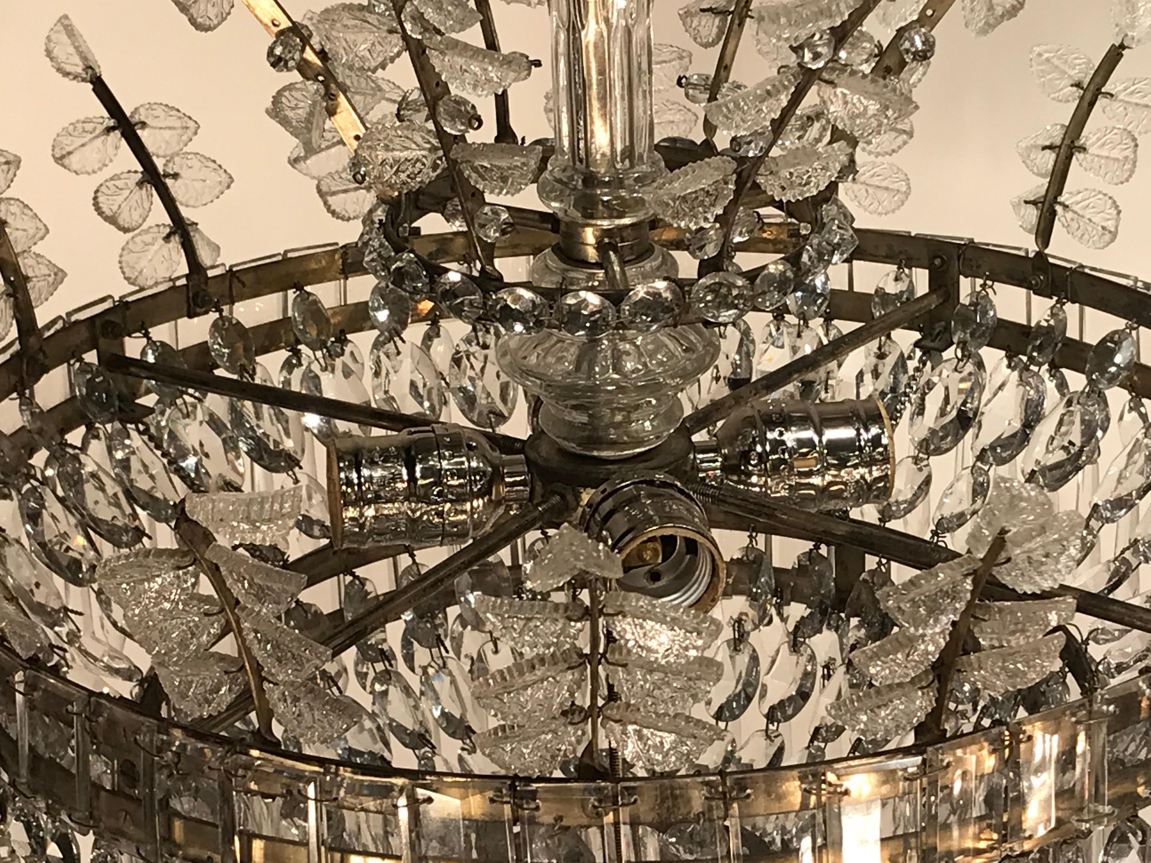 Neoclassico Un raffinato lampadario neo-classico. in vendita