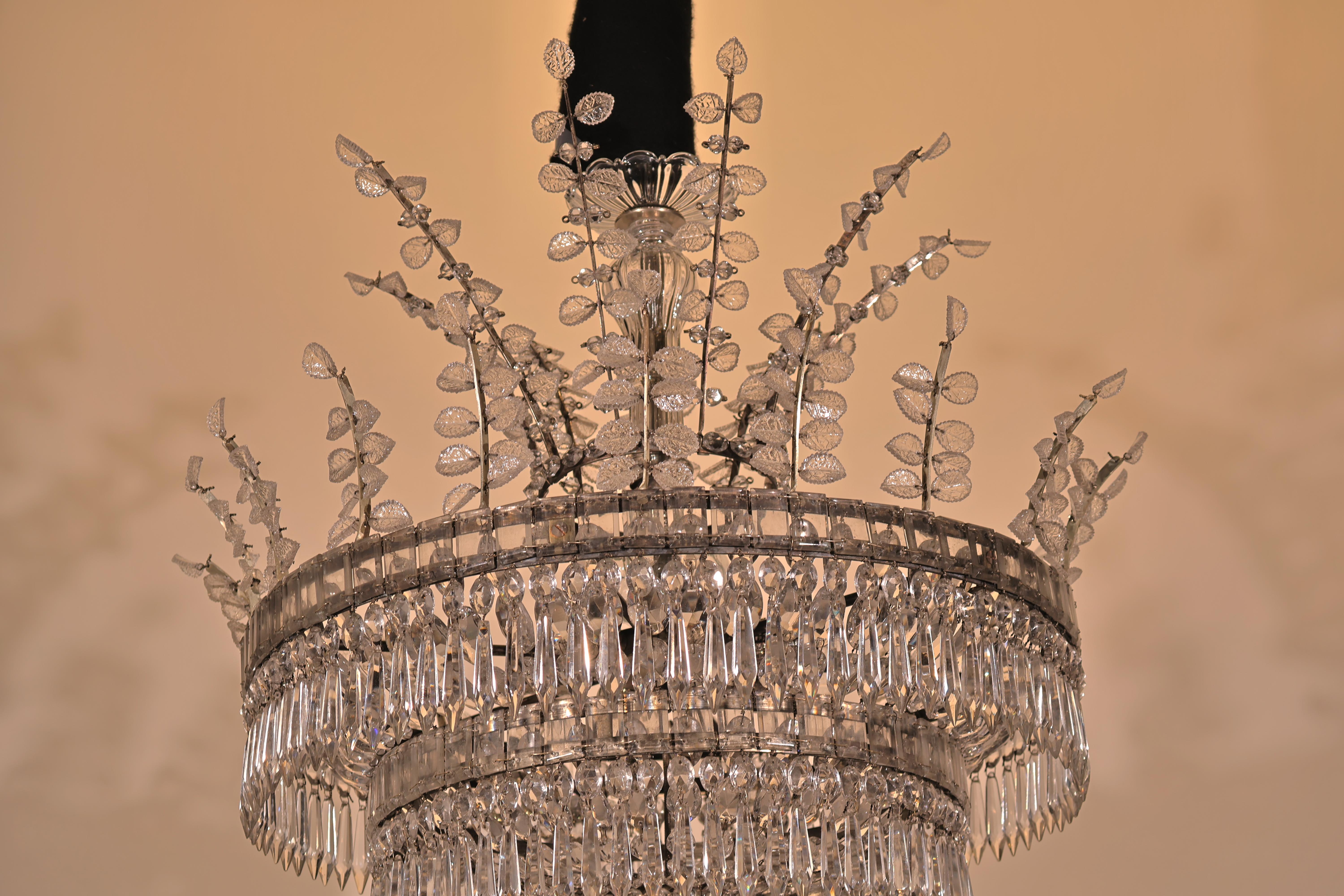Metà XX secolo Un raffinato lampadario neo-classico. in vendita