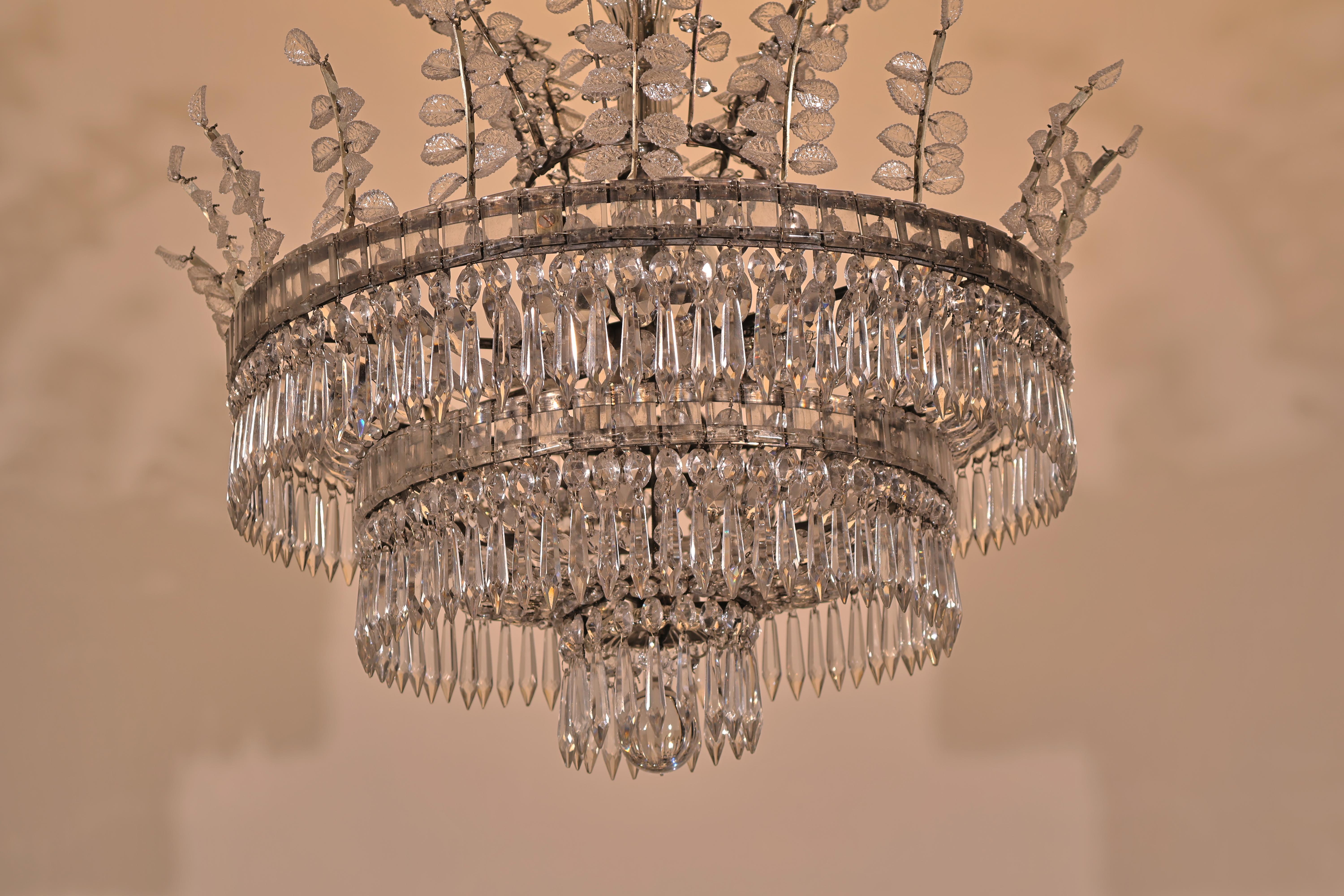 Bronzo Un raffinato lampadario neo-classico. in vendita