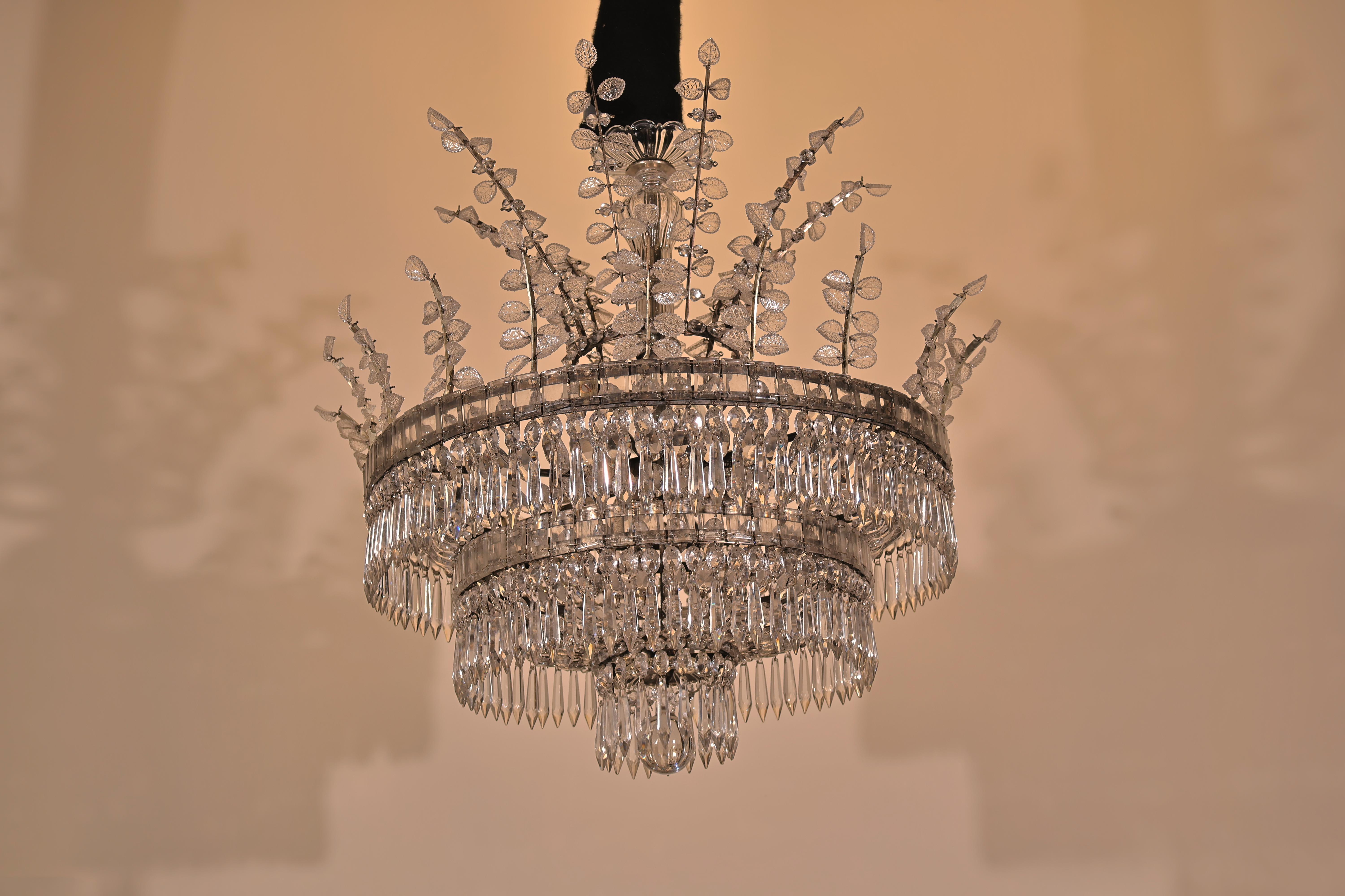 Un raffinato lampadario neo-classico. in vendita 1
