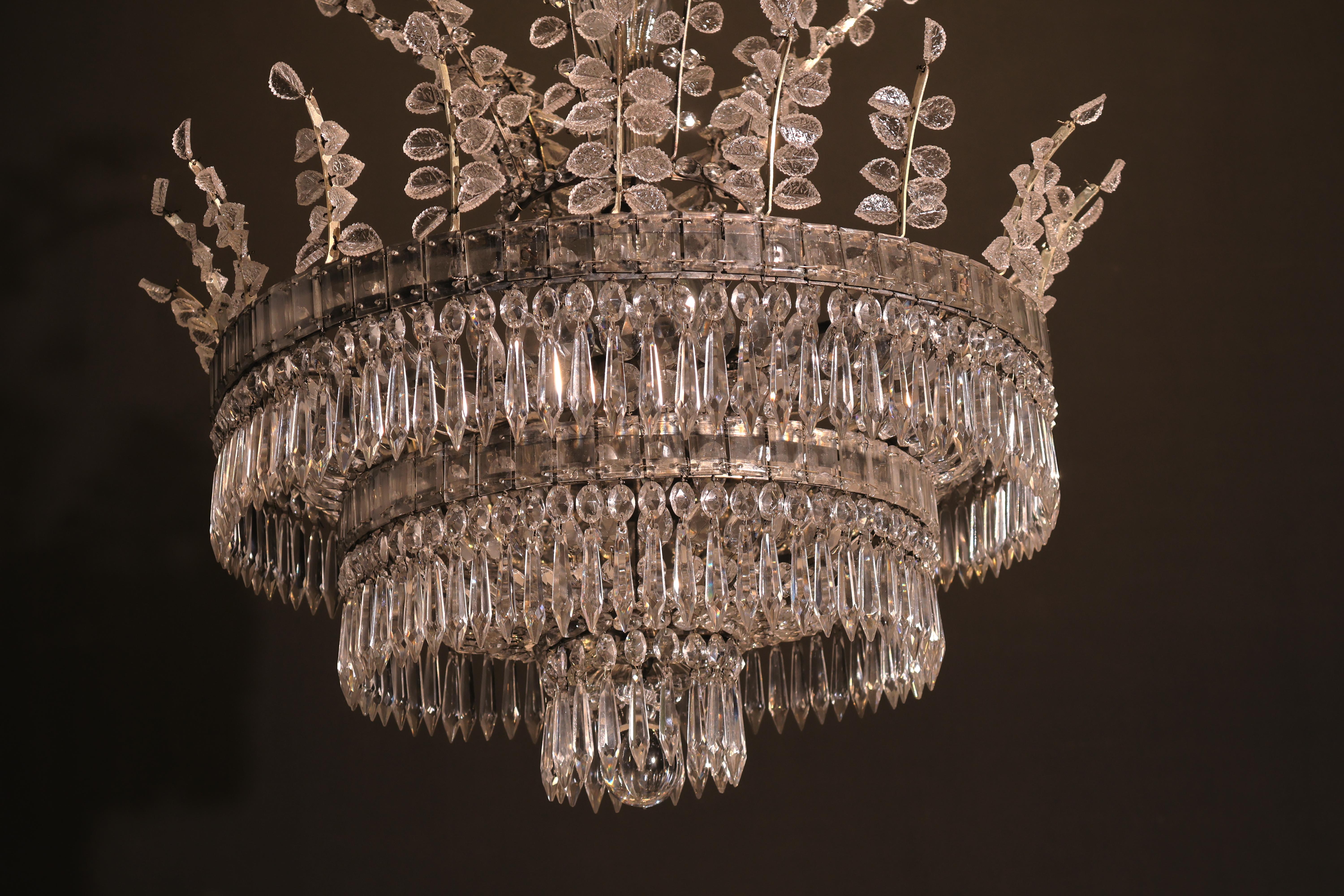Un raffinato lampadario neo-classico. in vendita 2