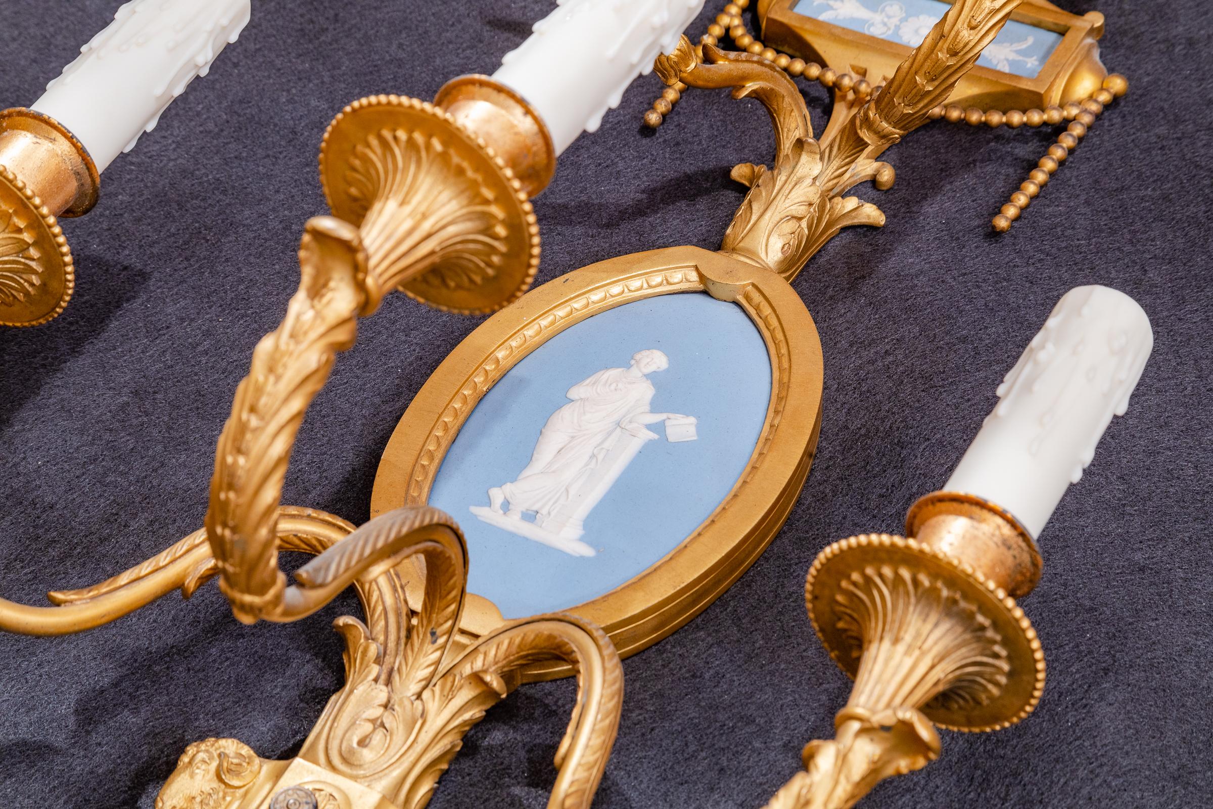 Une très belle paire de grandes appliques Louis XVI à 5 lumières en bronze doré et Wedgewood. Une paire importante. Motif tête de bélier.