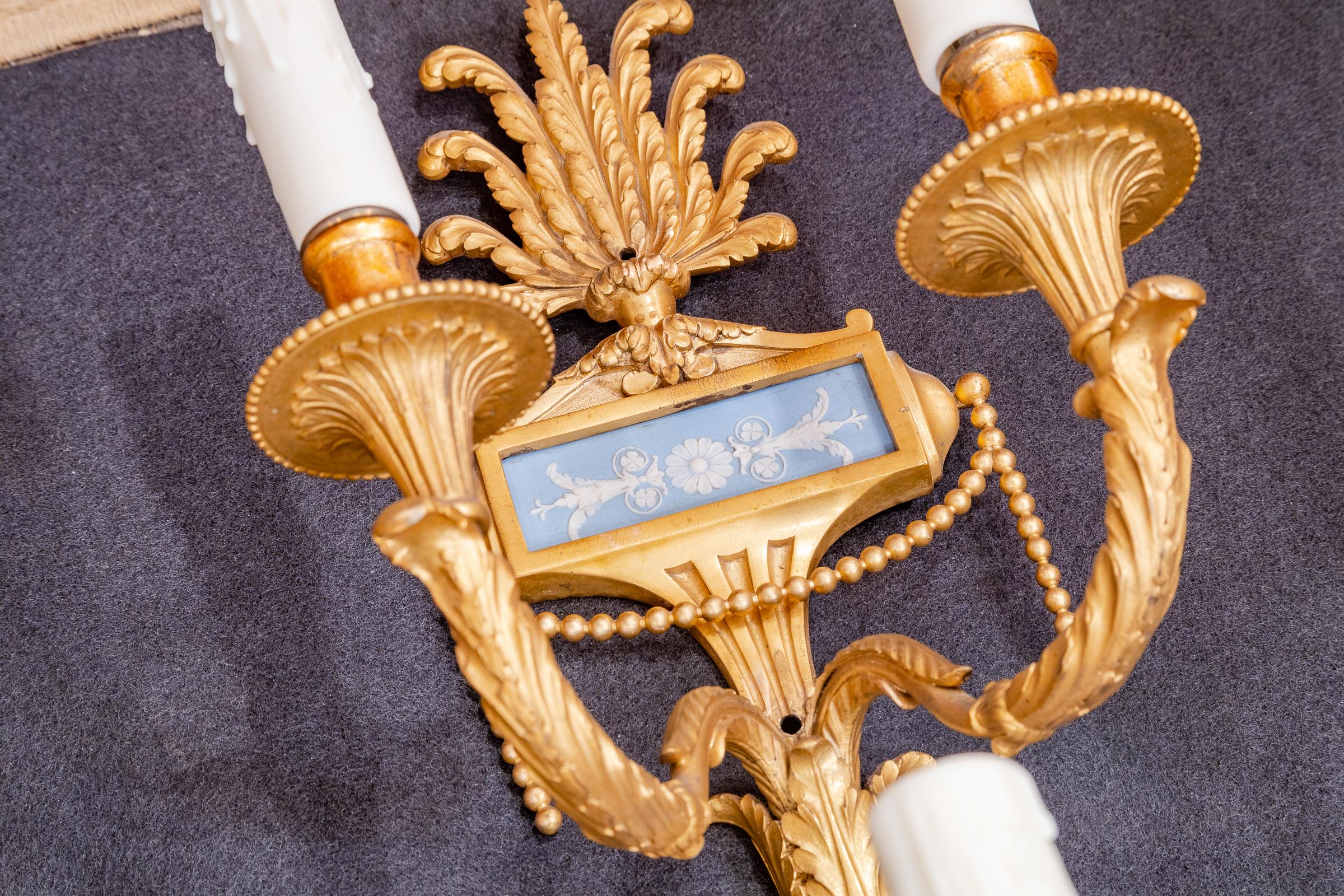Français Très belle paire d'appliques françaises Louis XVI du 19ème siècle en bronze doré et bois de tilleul en vente