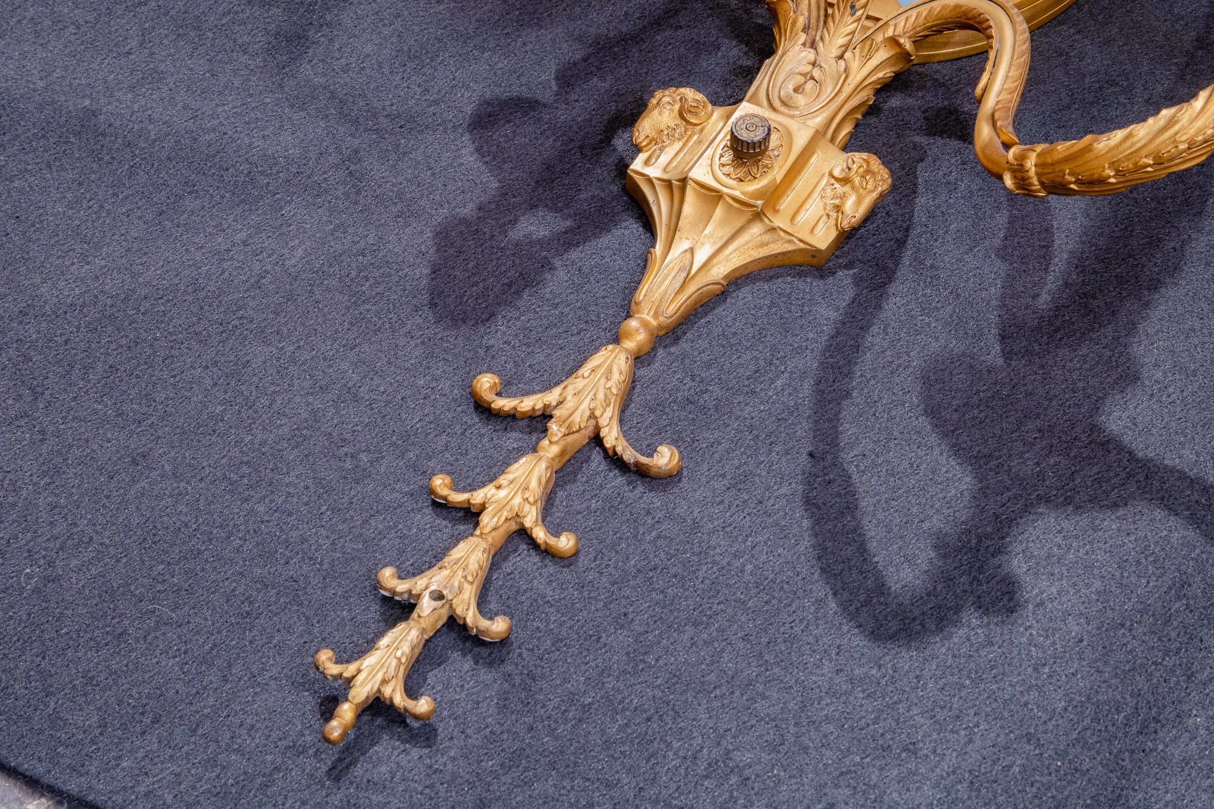 Très belle paire d'appliques françaises Louis XVI du 19ème siècle en bronze doré et bois de tilleul Bon état - En vente à Dallas, TX