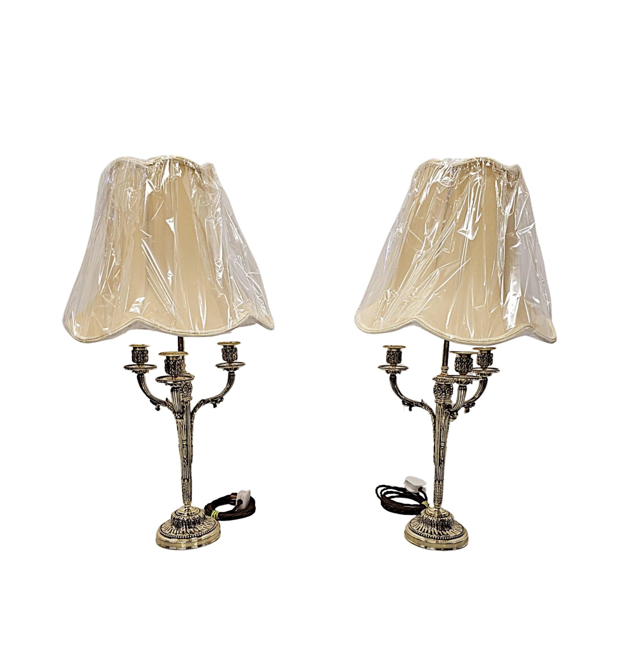 Très belle paire de candélabres à trois branches en laiton poli du XIXe siècle, d'une qualité exceptionnelle, entièrement restaurés, recâblés et transformés en lampes de table.  Cette fabuleuse paire est décorée de manière élaborée avec des motifs