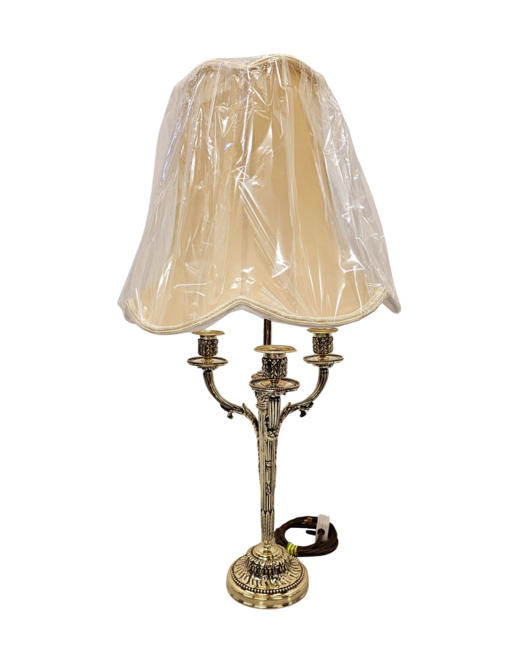 Laiton Très belle paire de candélabres du XIXe siècle transformés en lampes de table en vente