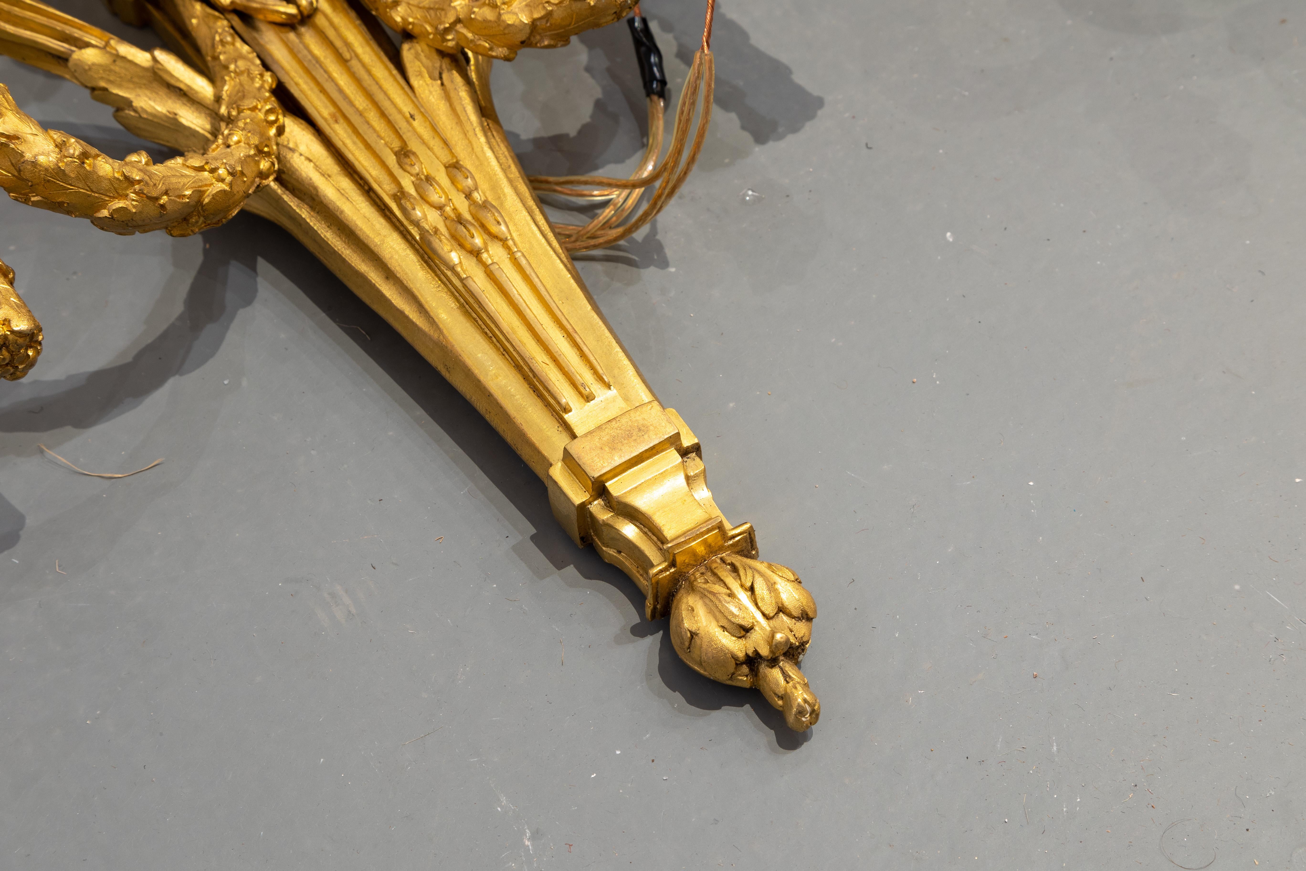 Une très belle paire d'appliques à tête de bélier en bronze doré de style Louis XVI du 19ème siècle.