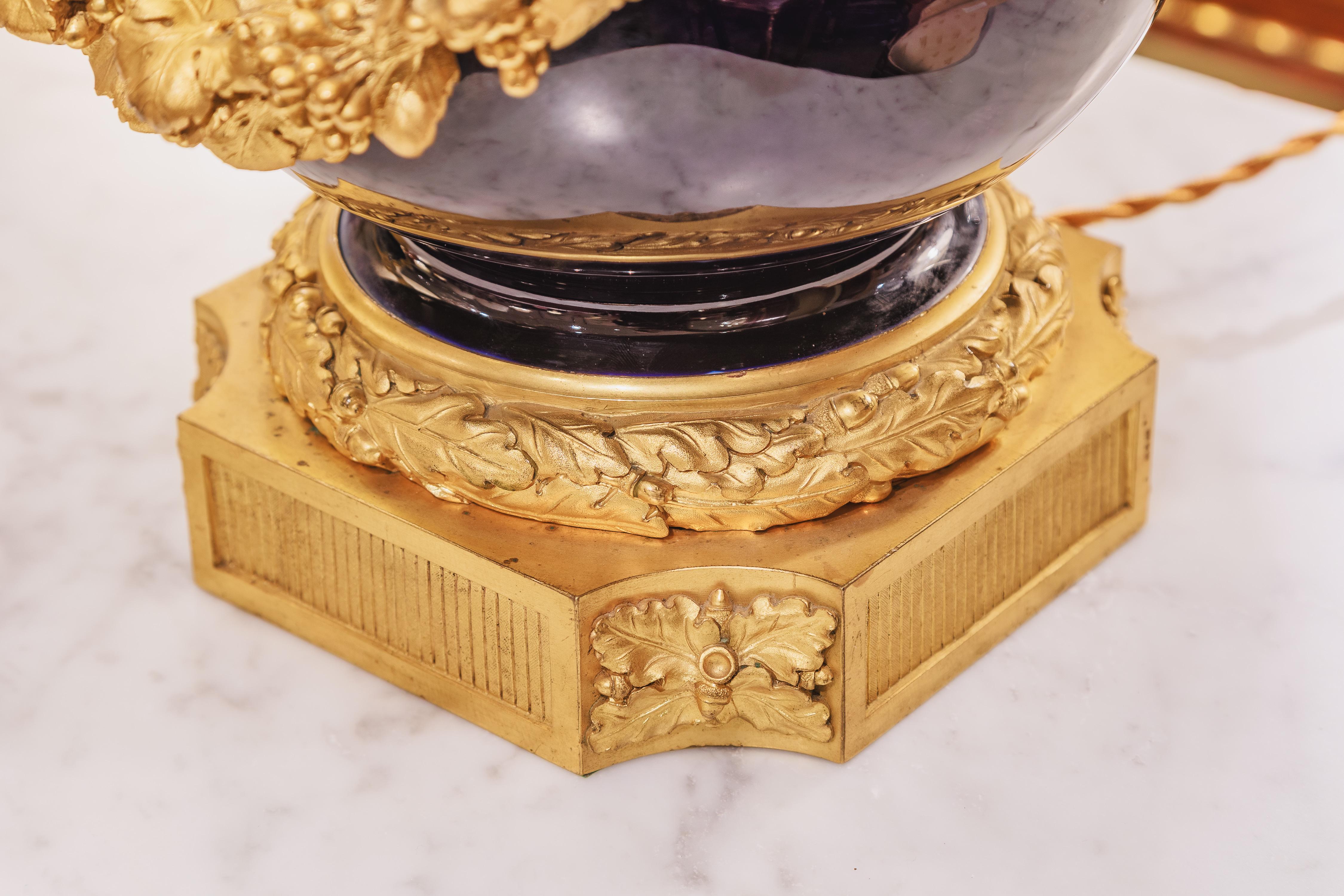 Pareja muy fina de dore franceses del siglo XIX de porcelana de Sevre y bronce dorado al fuego de estilo Louis Philippe con Baco en los lados y guirnaldas de uvas y follaje . Perfecto estado . 