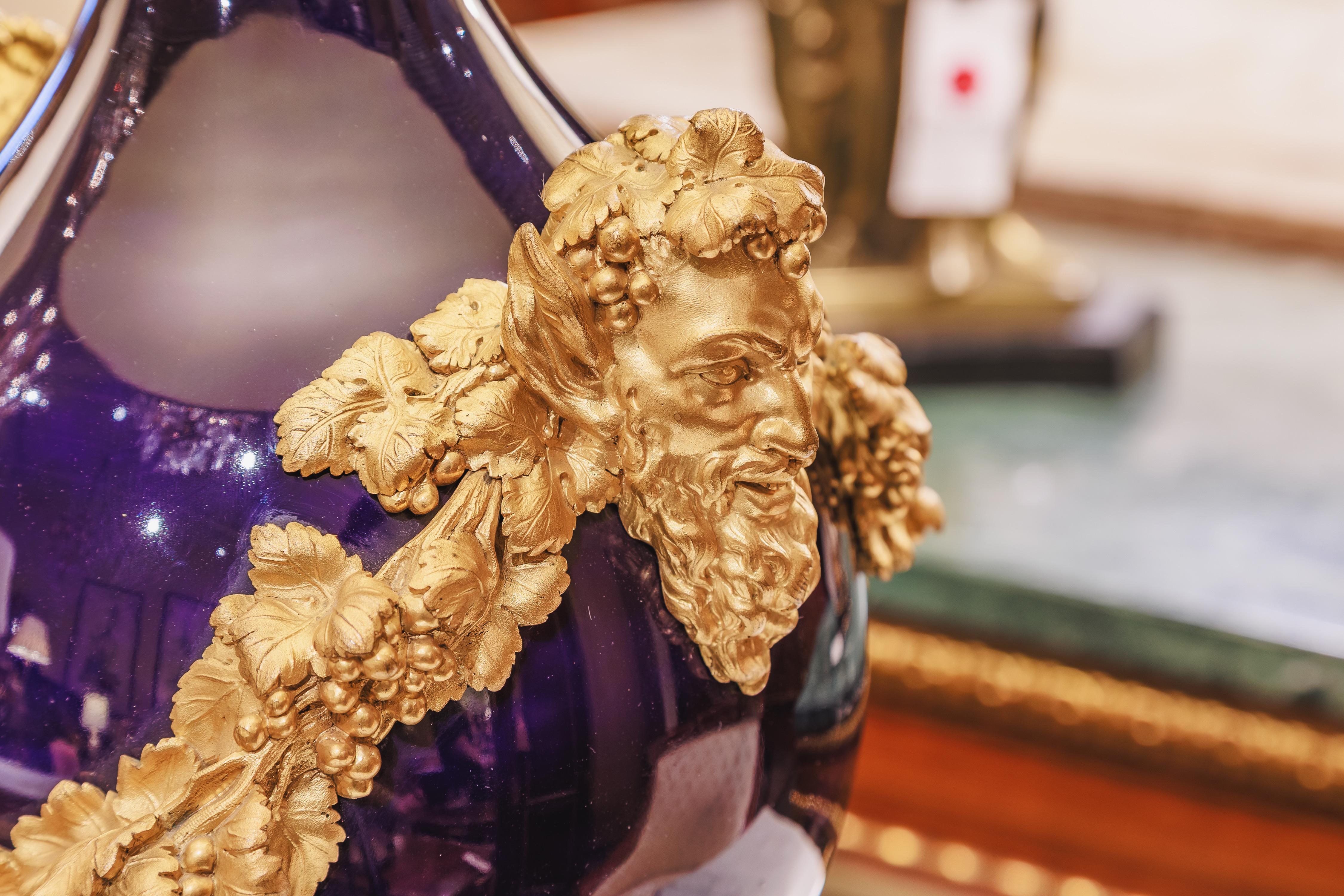 Pareja muy fina de lámparas urna francesas del siglo XIX de estilo Sevre y bronce dorado Luis Felipe en venta