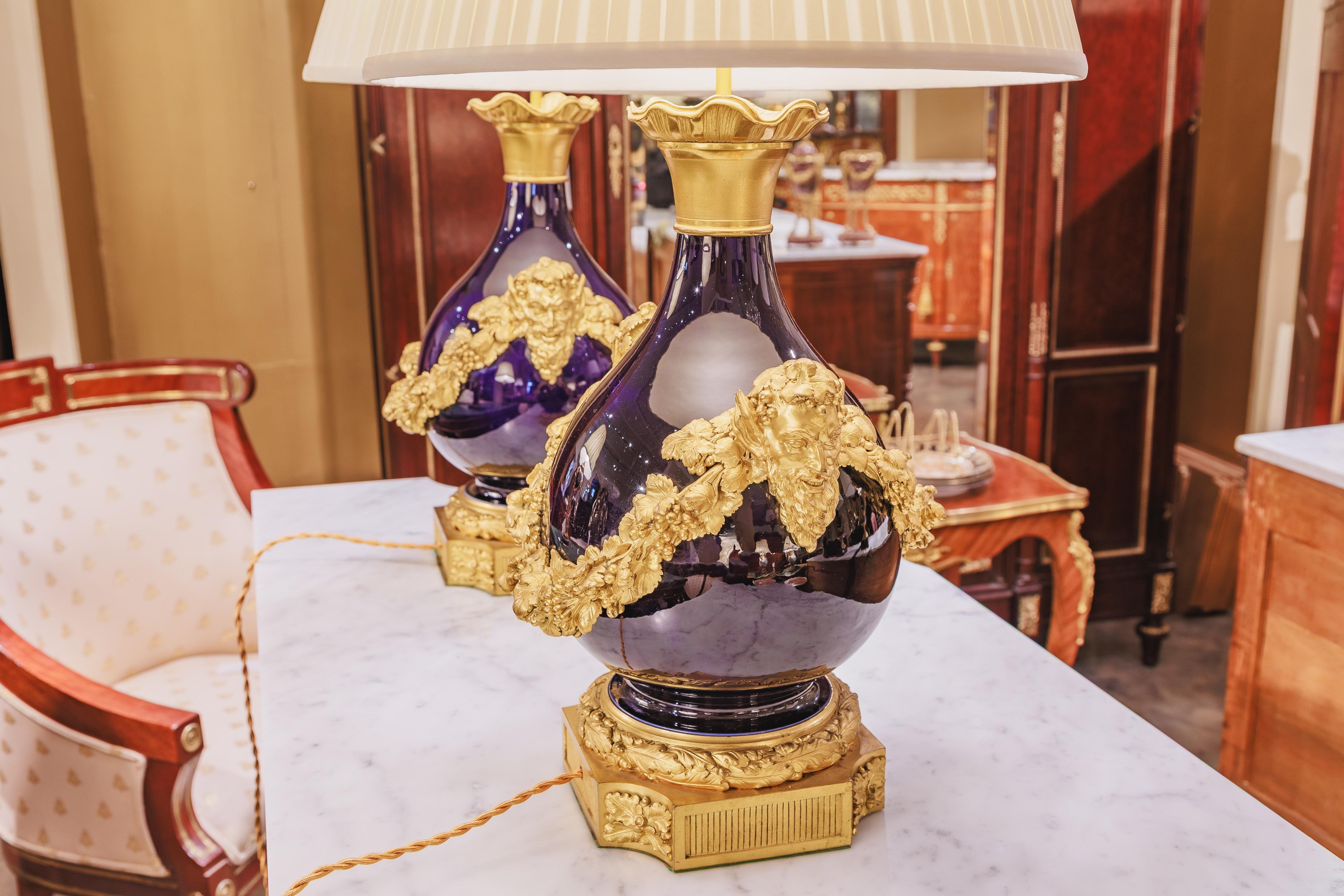 Pareja muy fina de lámparas urna francesas del siglo XIX de estilo Sevre y bronce dorado Dorado en venta