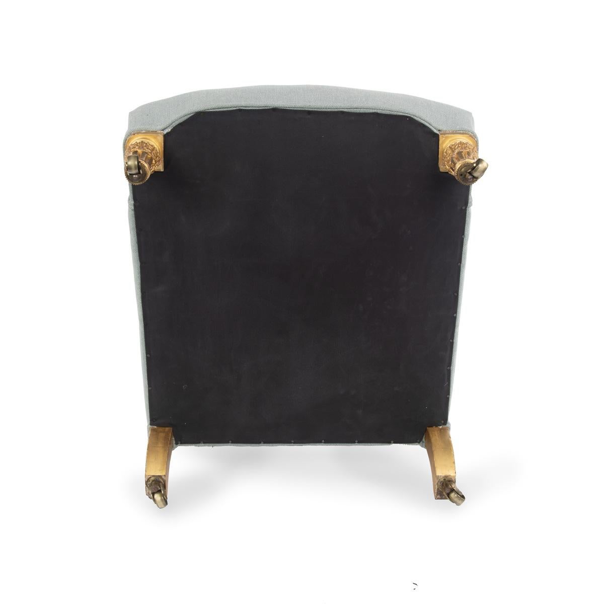 Queste lussuose sedie sono profonde, comode e rivestite in tessuto country di alta qualità. Hanno una forma raffinata, con braccioli e schienali dalle curve eleganti che ne aumentano il fascino. La silhouette complessiva, insieme all'altezza