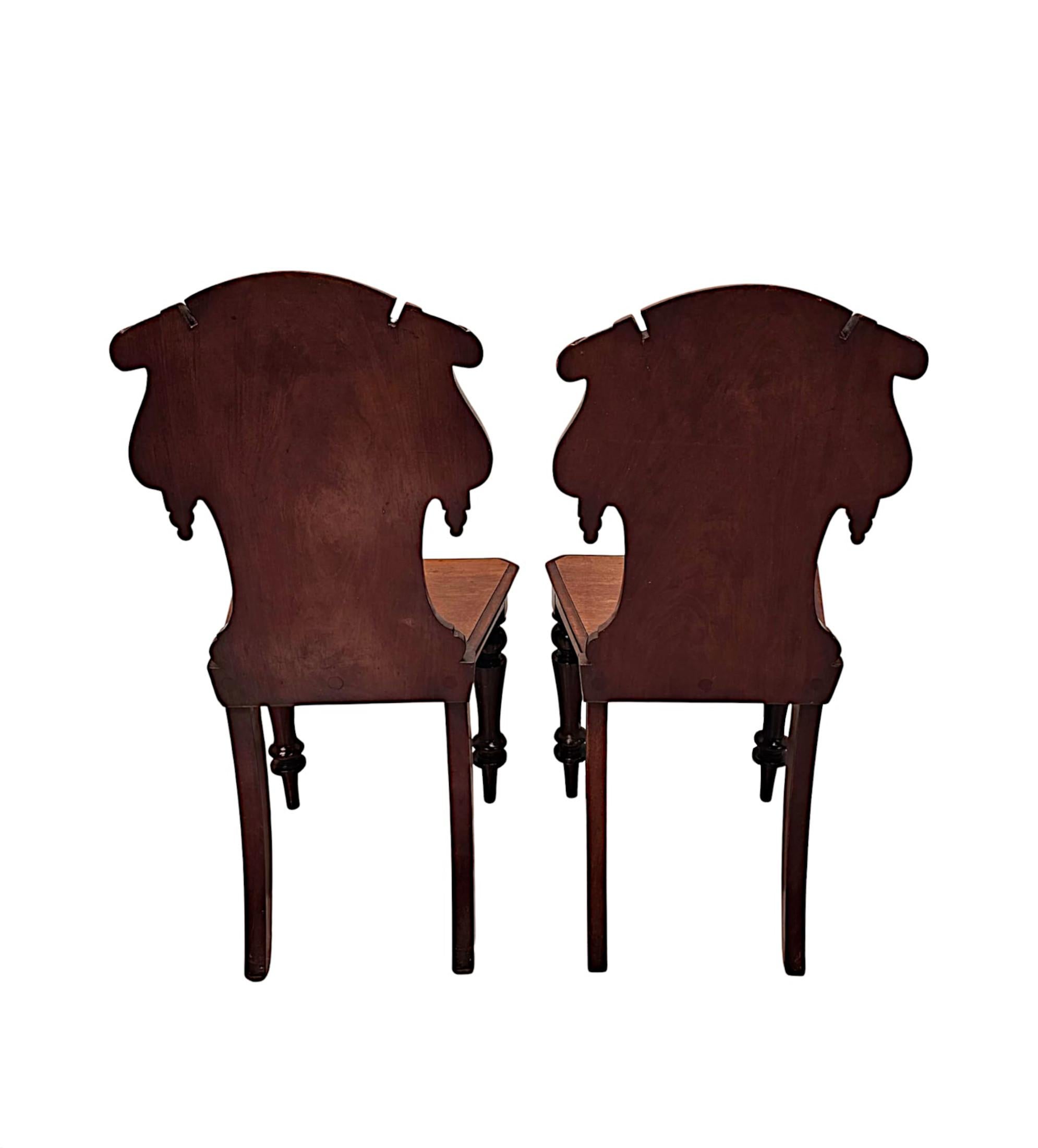A Very Fine Pair of 19th Century Mahogany Hall Chairs In Good Condition For Sale In Dublin, IE