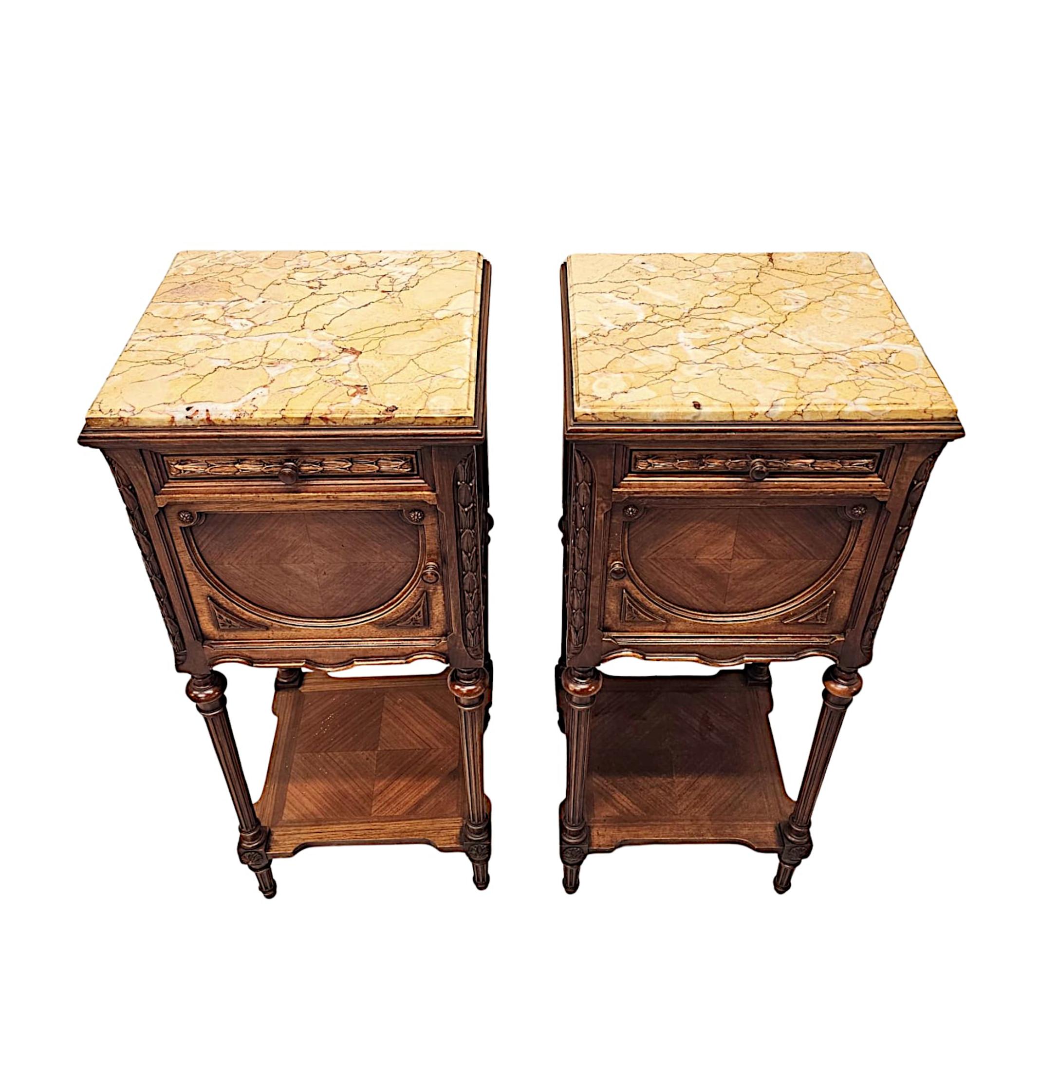 Une très belle paire de tables de chevet en noyer bien figuré et à dessus en marbre du 19ème siècle, finement sculptées à la main et d'une qualité exceptionnelle avec une patine étonnamment riche, un grain fin et un placage en quart de cercle sur