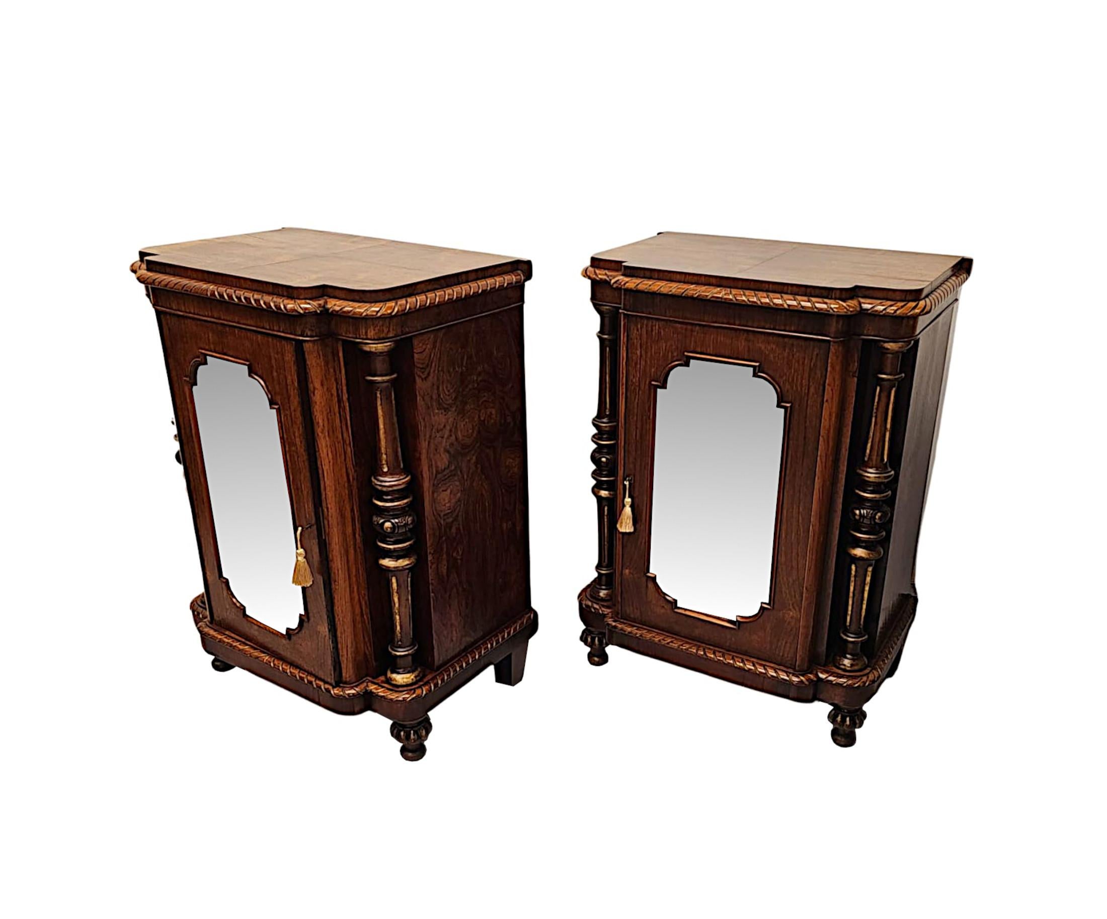 Una coppia molto raffinata di armadietti da molo del XIX secolo in legno di palissandro e pacchi dorati, questa eccezionale coppia è superbamente intagliata a mano con una patinatura e una venatura molto ricca.  Il piano frontale a rompicollo ben