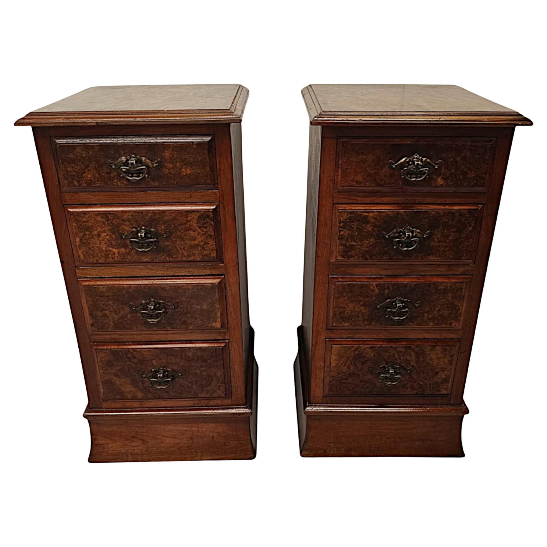 Très belle paire de tables de chevet en noyer du XIXe siècle