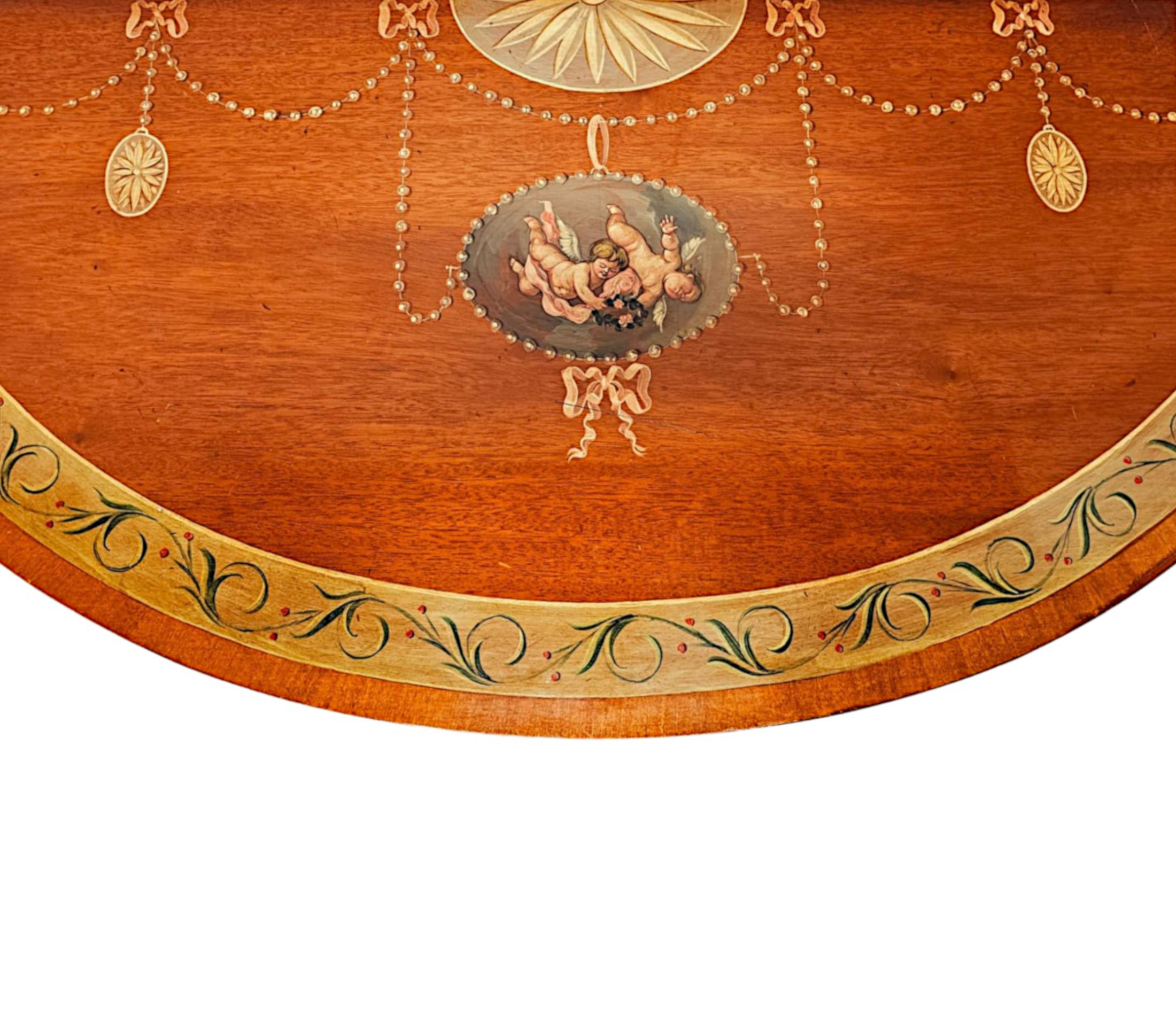 Anglais Très belle paire de tables d'appoint demi-lune peintes à la main du 20ème siècle en vente