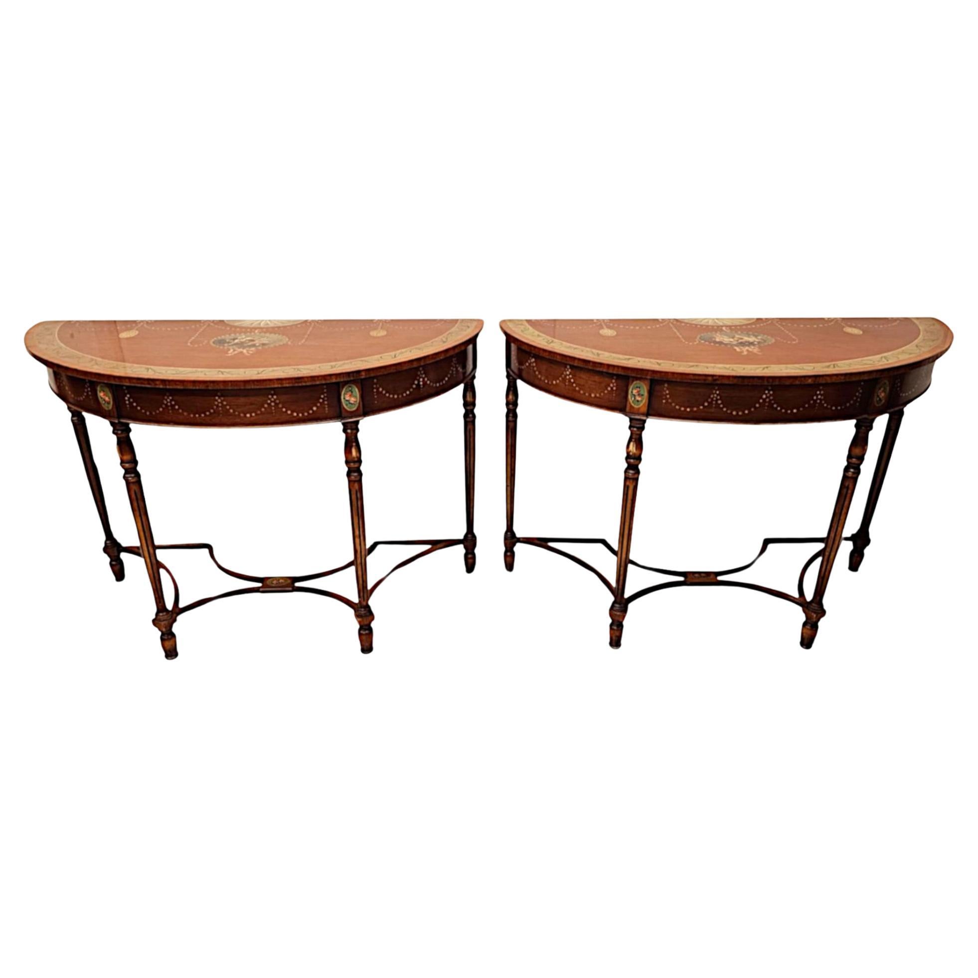 Très belle paire de tables d'appoint demi-lune peintes à la main du 20ème siècle