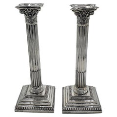 Paar feine korinthische Sterlingsilber-Kerzenleuchter mit Säulenfuß aus dem frühen 20. Jahrhundert