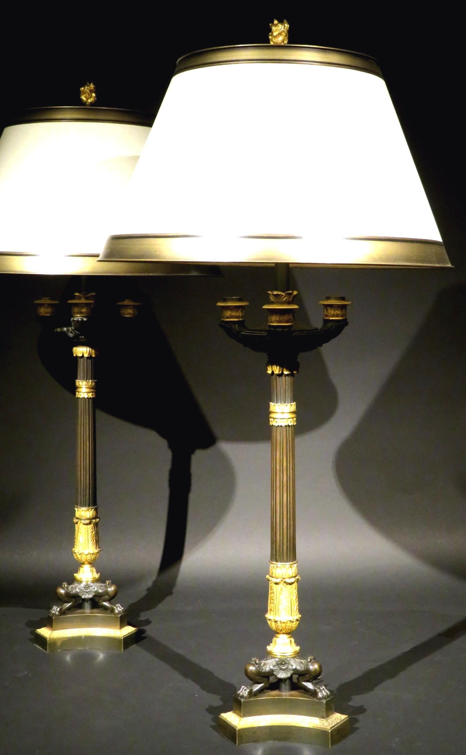 Une très belle paire de candélabres à 3 lumières en bronze doré de la période Empire, d'une qualité exceptionnelle et de belles proportions, ayant été convertis en lampes de table il y a plusieurs dizaines d'années. Toutes deux présentent des