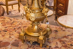 Très belle paire de lampes en bronze doré.