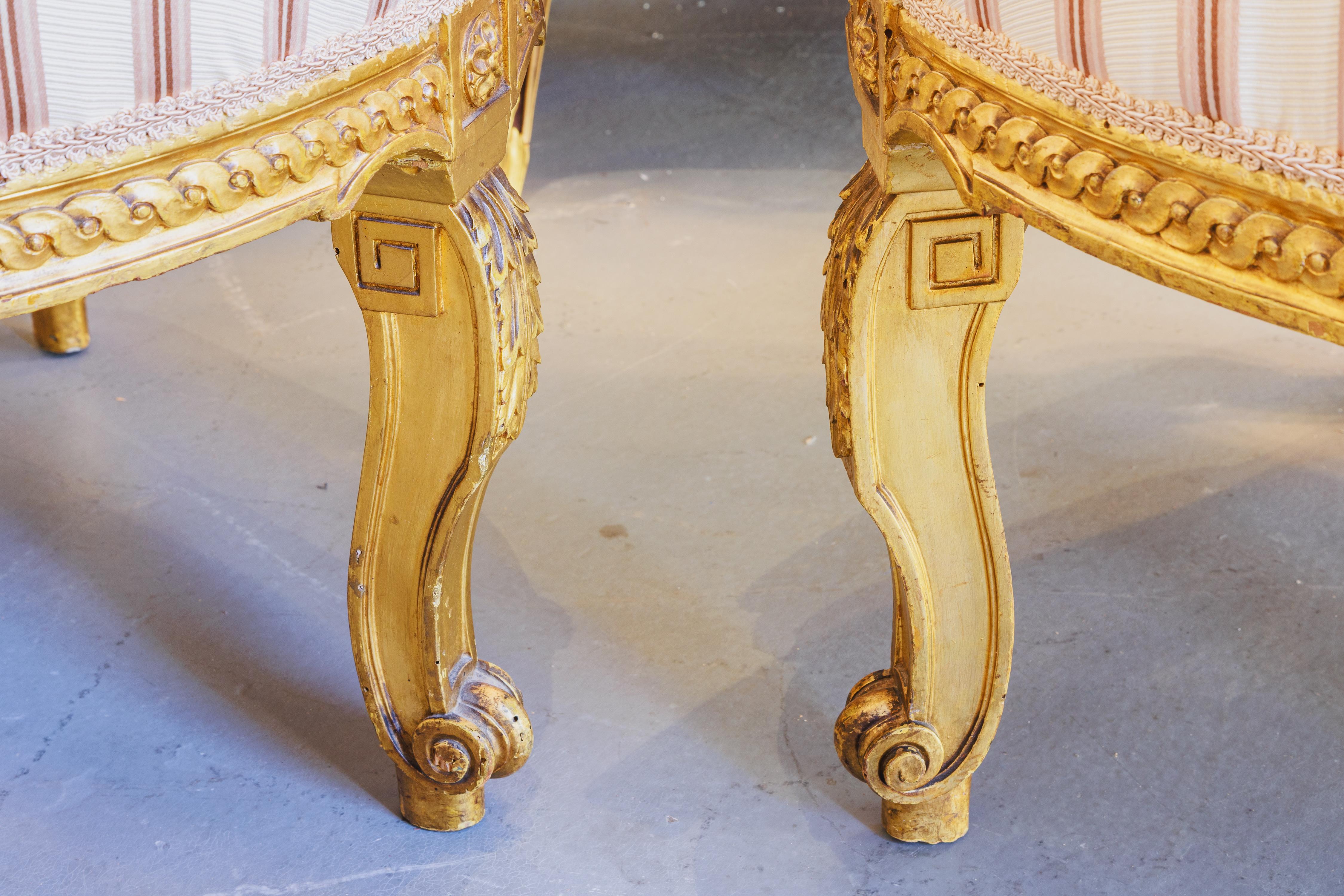 Una raffinata coppia di Fauteuil francesi Luigi XVI intagliati e dorati della fine del XIX secolo. Attribuito a G. Durand